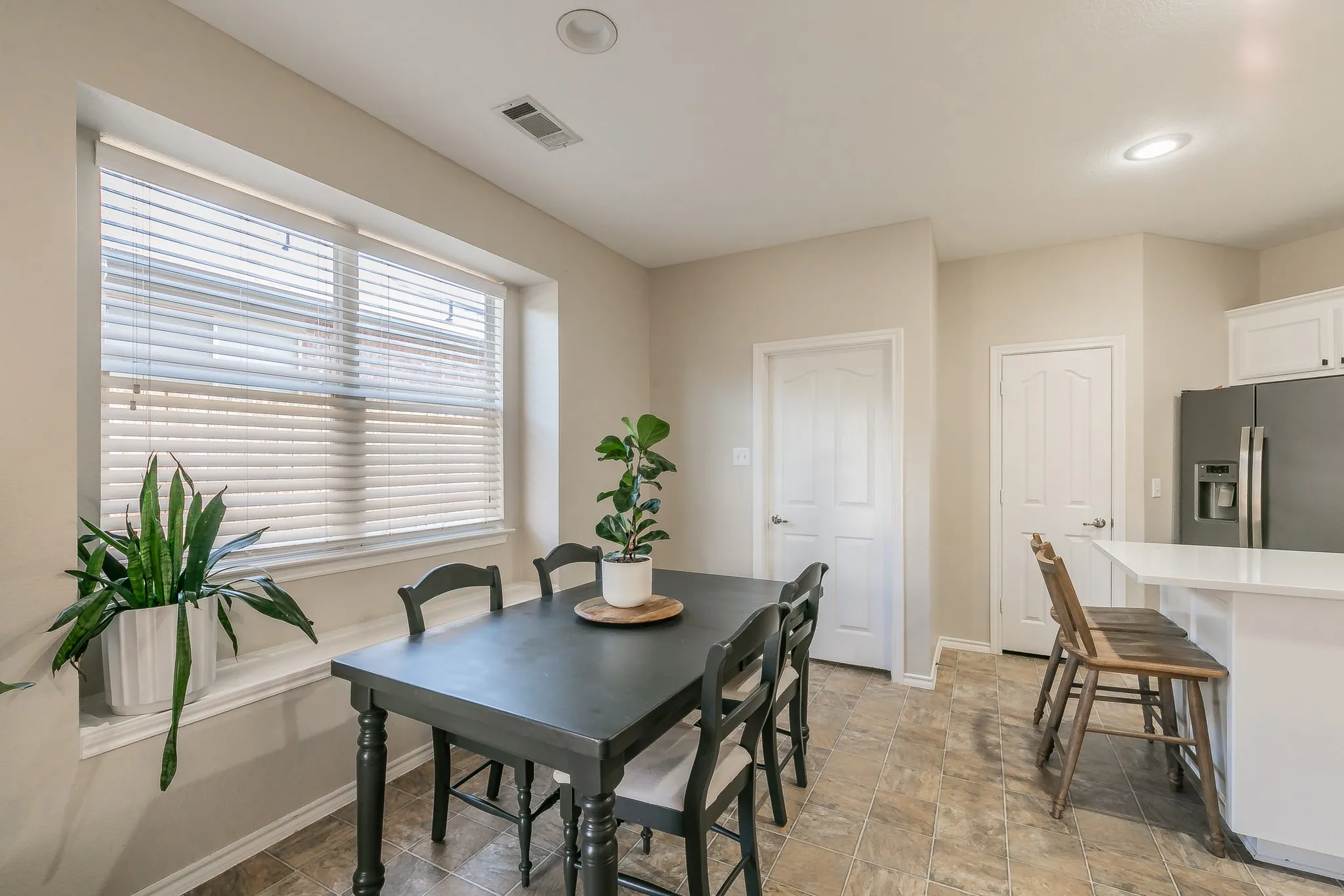Single Family Residence For Rent in Tarrant County , 5009 Bedfordshire Drive, Fort Worth, Texas 76135, 3 Bedroom, 2 Bathroom, 2 Garage spaces, 1,583 Sqft, built in 2003, mls#21408330, Real Estate Agent in Fort Worth, Homes For Rent in Tarrant county, Homes For Rent in Fort Worth, Realtor in Fort Worth Texas, Real Estate Brokerage Independent Realty Texas, Luminita Cordes Realtor