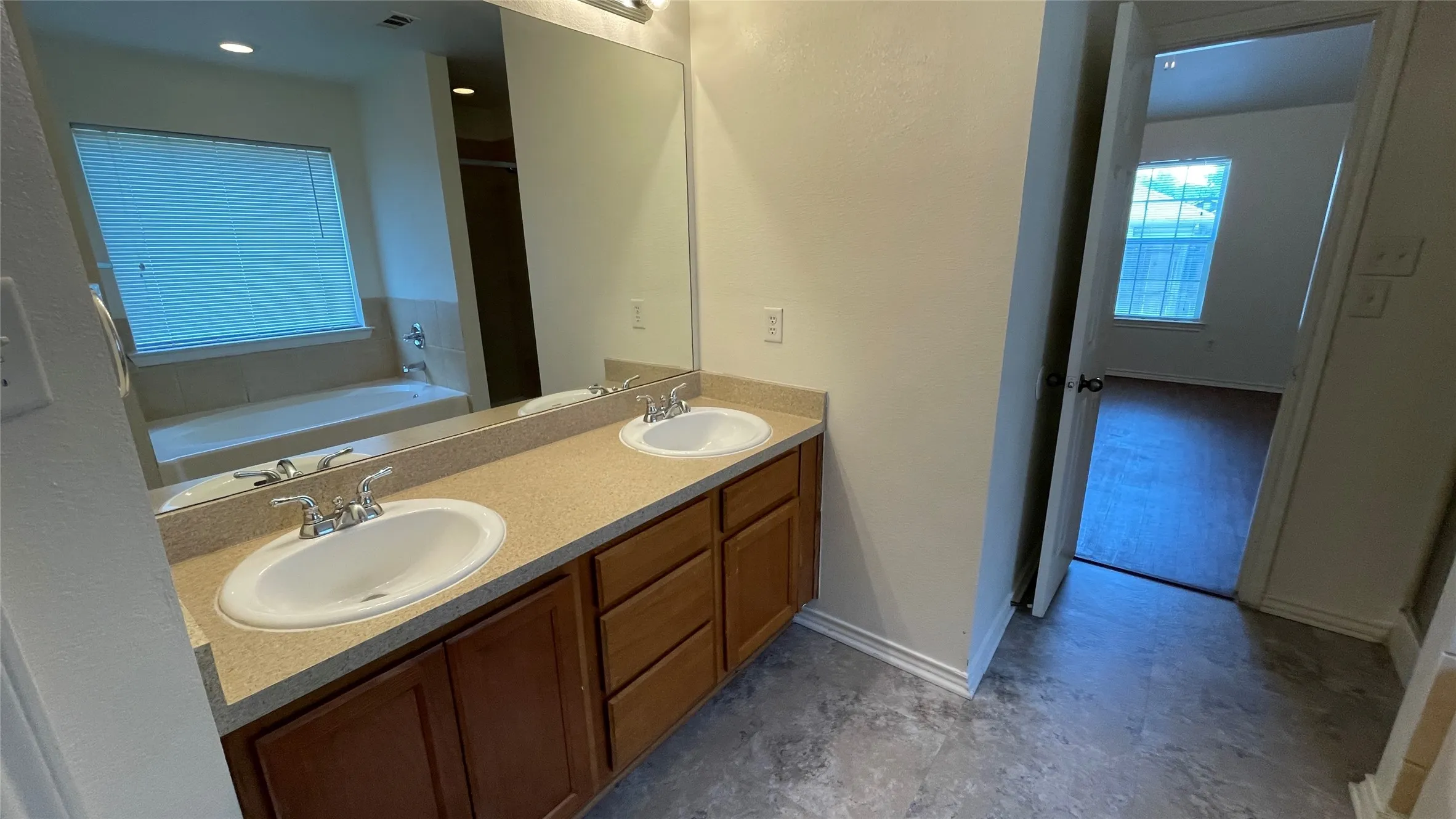 Single Family Residence For Rent in Dallas County , 921 Simon Drive, Cedar Hill, Texas 75104, 4 Bedroom, 2 Bathroom, 2 Garage spaces, 2,080 Sqft, built in 2006, mls#21409513, Real Estate Agent in Cedar Hill, Homes For Rent in Dallas county, Homes For Rent in Cedar Hill, Realtor in Cedar Hill Texas, Real Estate Brokerage Independent Realty Texas, Luminita Cordes Realtor