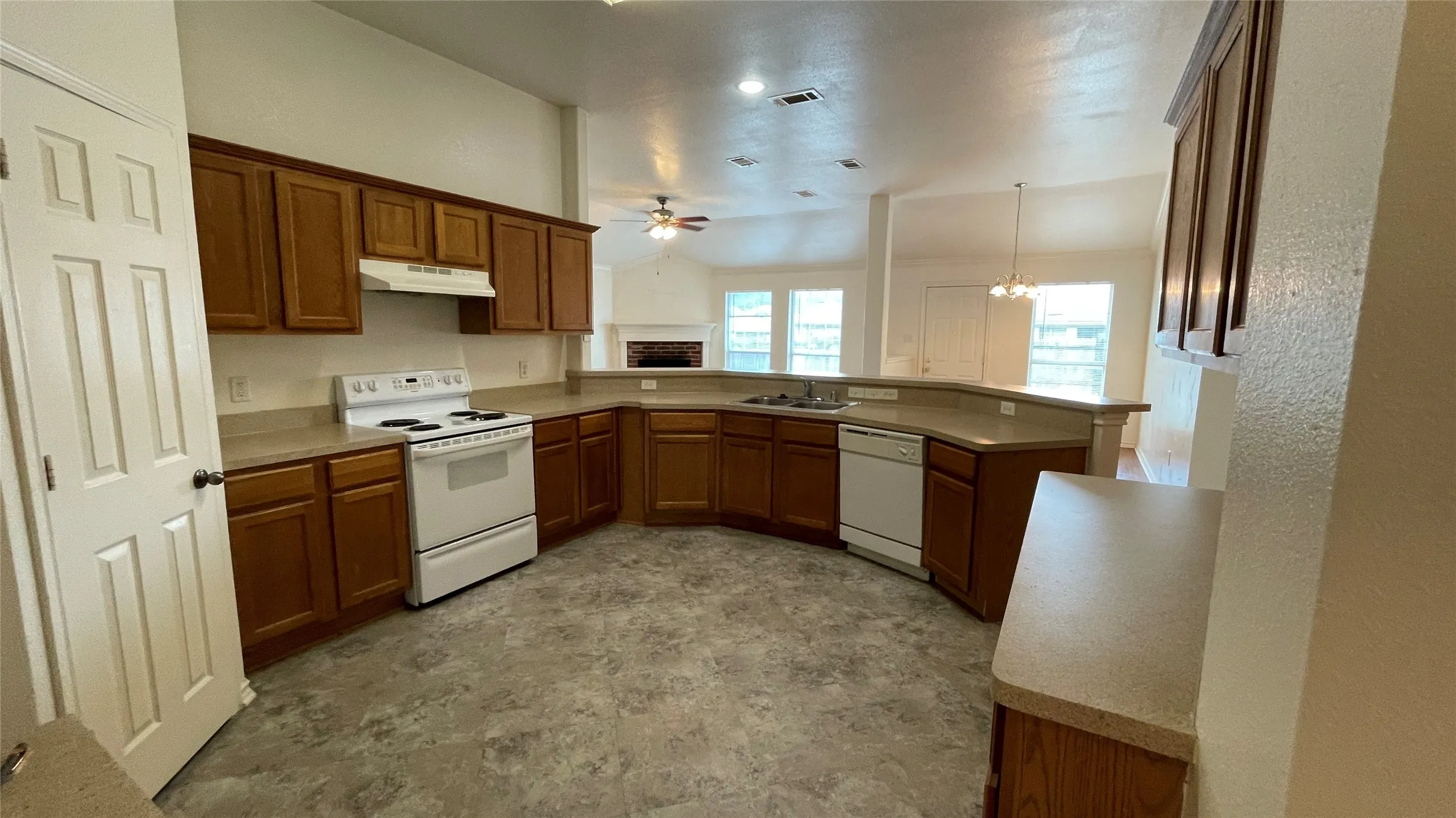 Single Family Residence For Rent in Dallas County , 921 Simon Drive, Cedar Hill, Texas 75104, 4 Bedroom, 2 Bathroom, 2 Garage spaces, 2,080 Sqft, built in 2006, mls#21409513, Real Estate Agent in Cedar Hill, Homes For Rent in Dallas county, Homes For Rent in Cedar Hill, Realtor in Cedar Hill Texas, Real Estate Brokerage Independent Realty Texas, Luminita Cordes Realtor