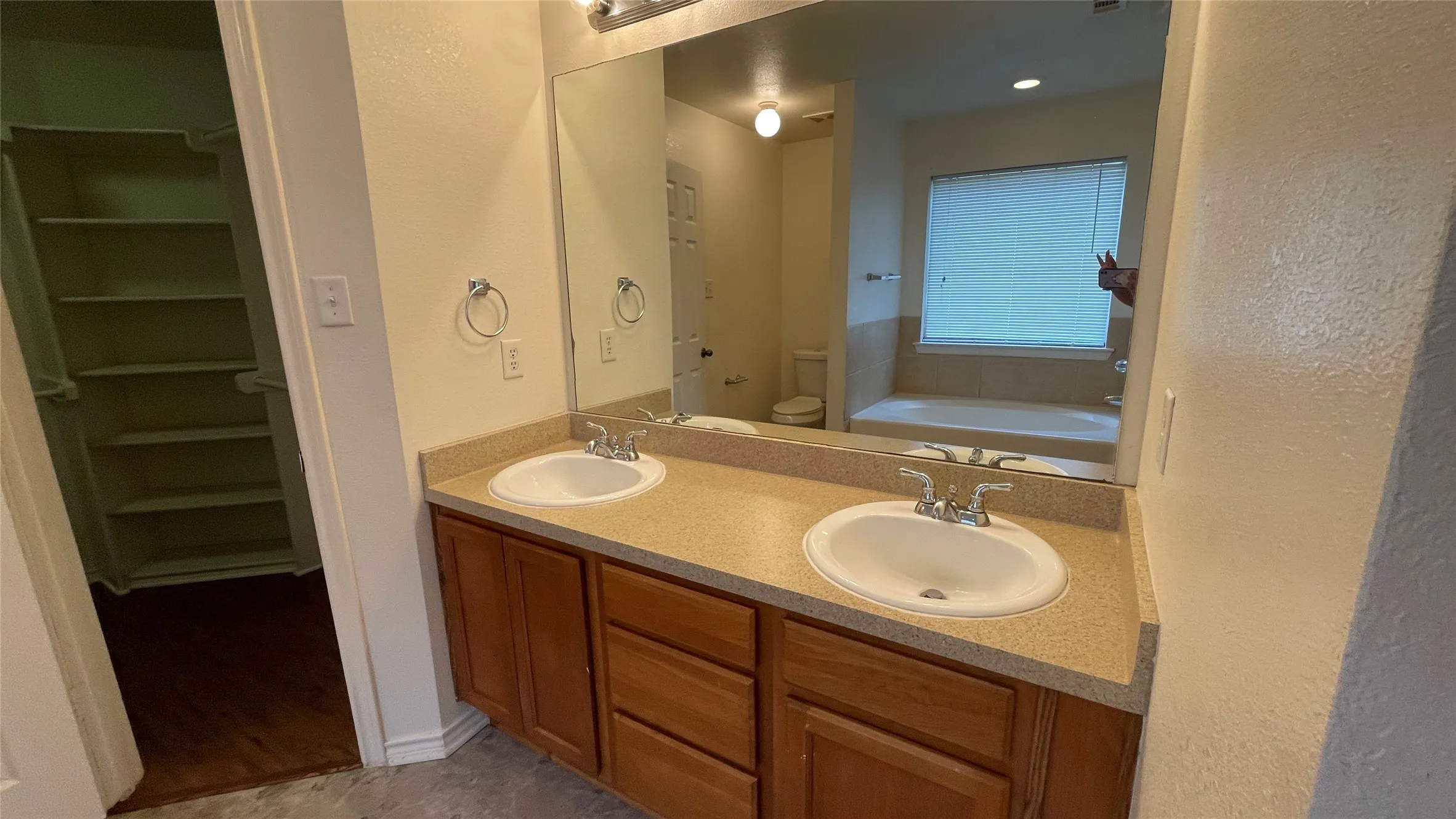 Single Family Residence For Rent in Dallas County , 921 Simon Drive, Cedar Hill, Texas 75104, 4 Bedroom, 2 Bathroom, 2 Garage spaces, 2,080 Sqft, built in 2006, mls#21409513, Real Estate Agent in Cedar Hill, Homes For Rent in Dallas county, Homes For Rent in Cedar Hill, Realtor in Cedar Hill Texas, Real Estate Brokerage Independent Realty Texas, Luminita Cordes Realtor