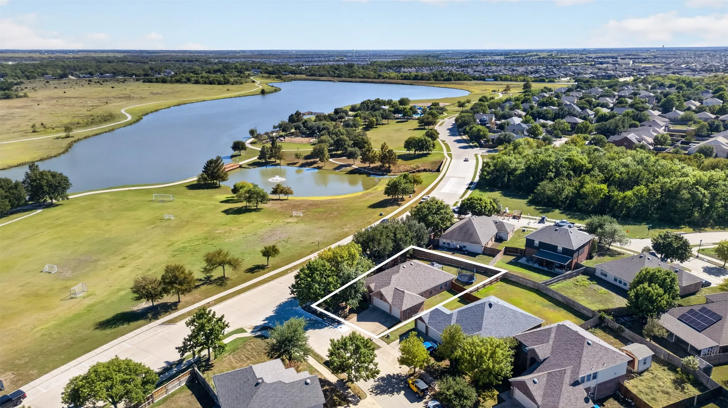Single Family Residence For Sale in Kaufman County , 4001 Bridge Water Road, Heartland, Texas 75126, 4 Bedroom, 2 Bathroom, 3 Garage spaces, 2,108 Sqft, built in 2008, mls#21404277, Real Estate Agent in Heartland, Homes For Sale in Kaufman county, Homes For Sale in Heartland, Realtor in Heartland Texas, Real Estate Brokerage Independent Realty Texas, Luminita Cordes Realtor