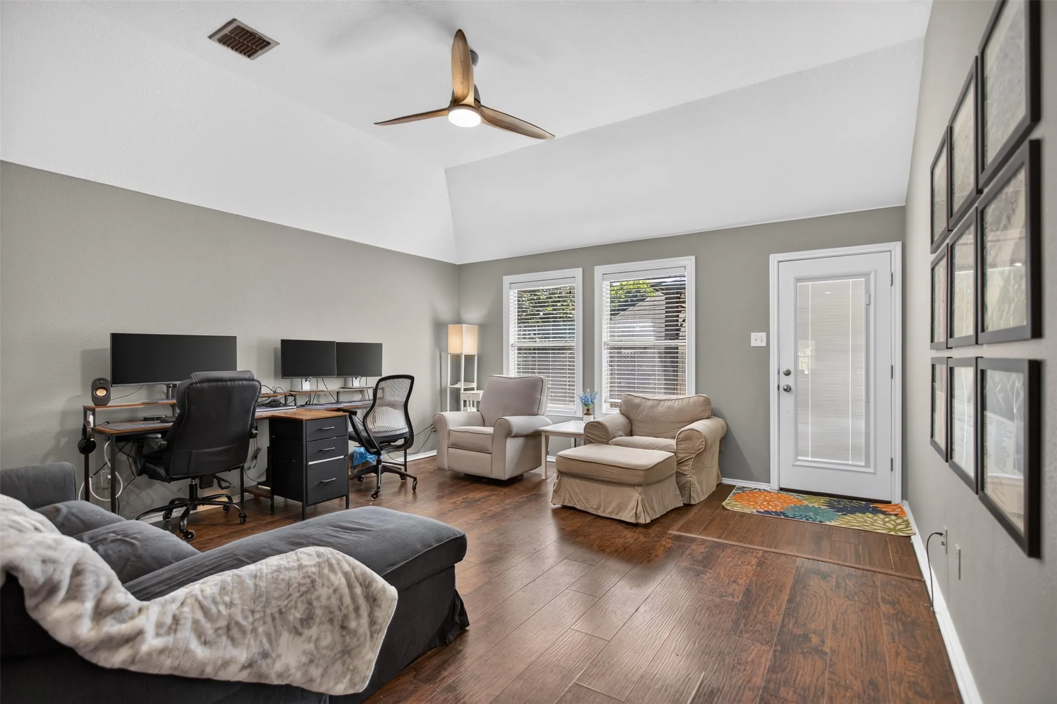 Second living area or office/flex space
