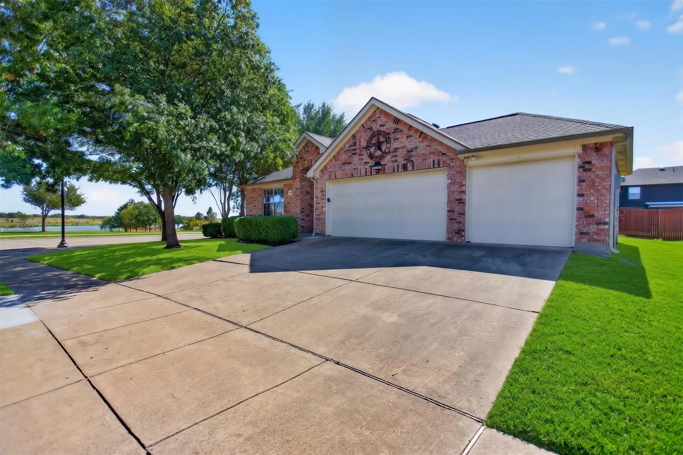 Single Family Residence For Sale in Kaufman County , 4001 Bridge Water Road, Heartland, Texas 75126, 4 Bedroom, 2 Bathroom, 3 Garage spaces, 2,108 Sqft, built in 2008, mls#21404277, Real Estate Agent in Heartland, Homes For Sale in Kaufman county, Homes For Sale in Heartland, Realtor in Heartland Texas, Real Estate Brokerage Independent Realty Texas, Luminita Cordes Realtor
