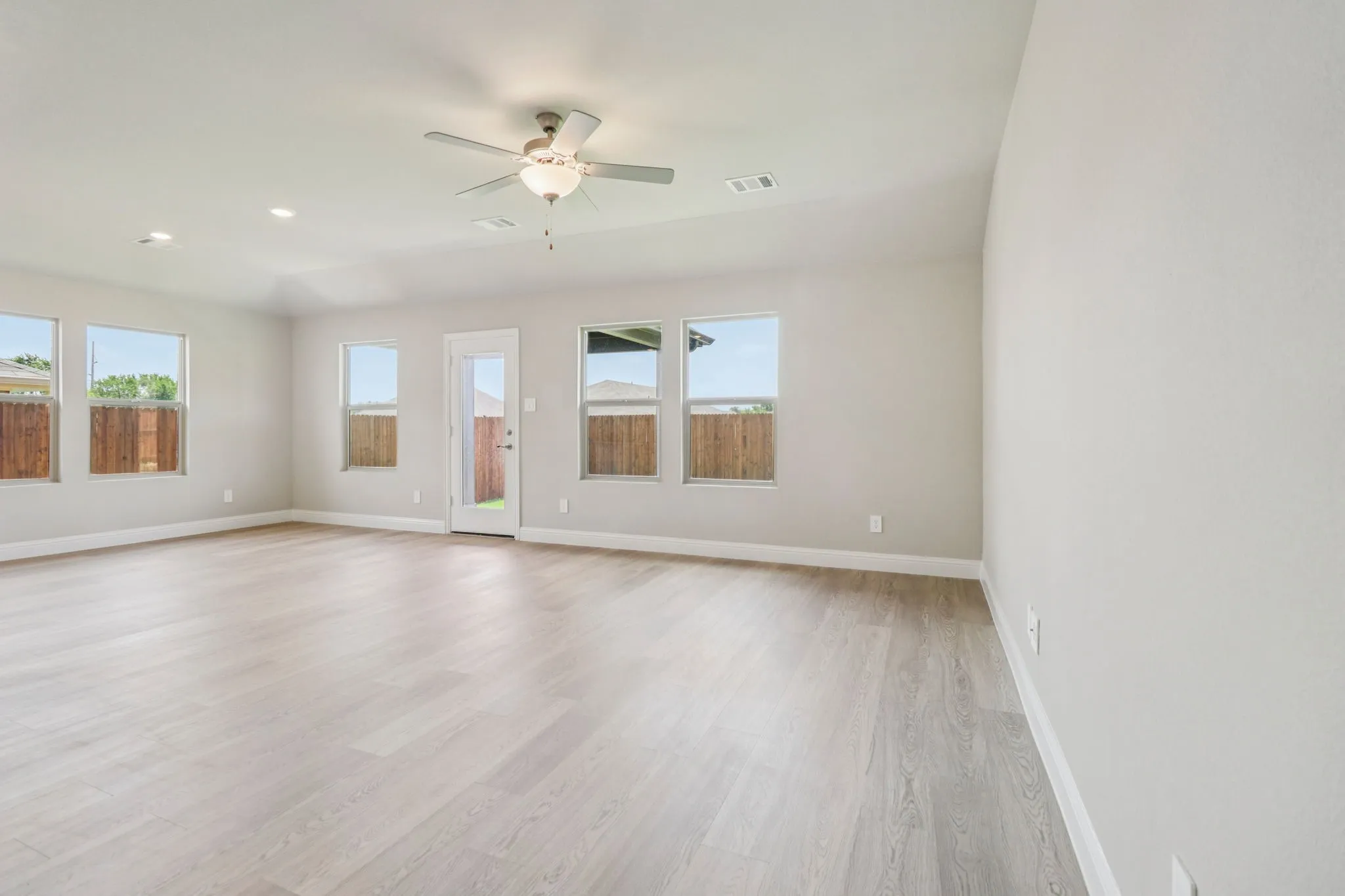  Photo is not of the actual home, but is an inspirational photo of builder’s model home and may depict options, furnishings, and/or decorator features that are not included.
