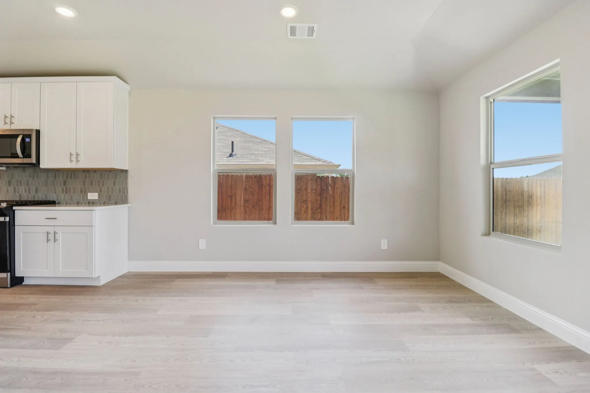  Photo is not of the actual home, but is an inspirational photo of builder’s model home and may depict options, furnishings, and/or decorator features that are not included.
