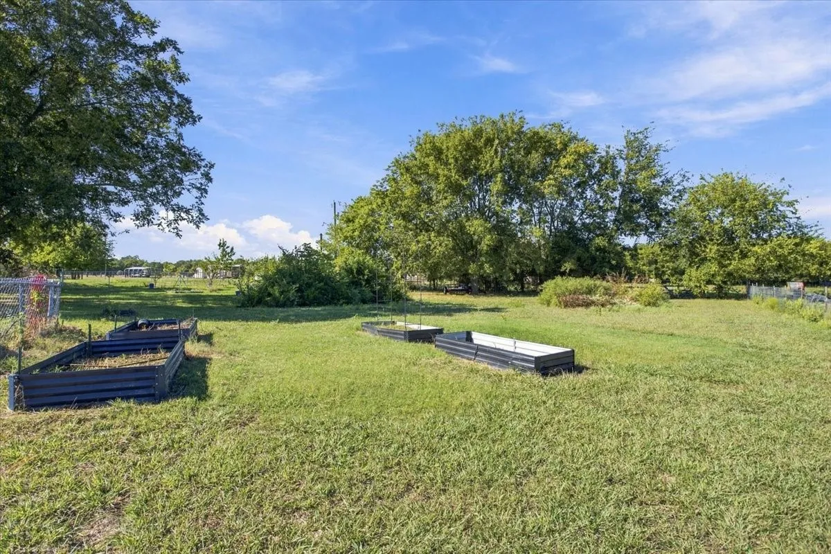 Single Family Residence For Sale in Fannin County , 421 S Oak Street, Ector, Texas 75439, 3 Bedroom, 3 Bathroom, Garage spaces, 2,147 Sqft, built in 1978, mls#21406844, Real Estate Agent in Ector, Homes For Sale in Fannin county, Homes For Sale in Ector, Realtor in Ector Texas, Real Estate Brokerage Independent Realty Texas, Luminita Cordes Realtor