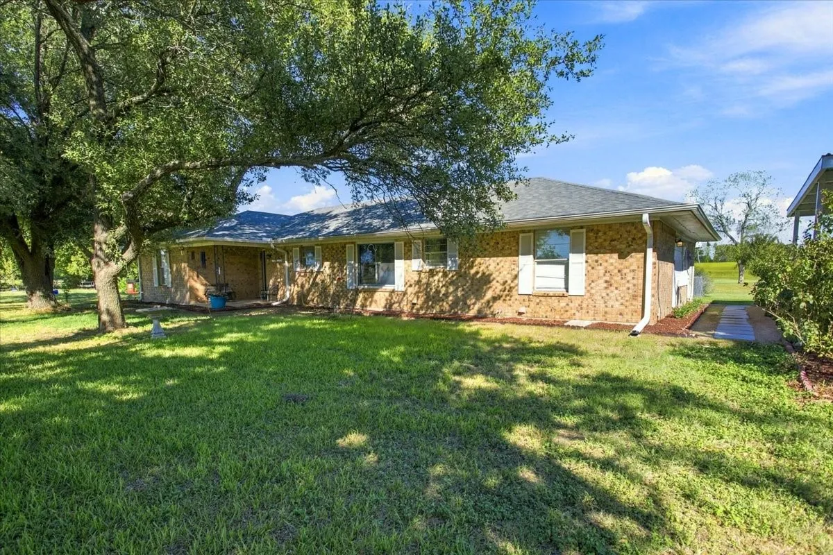 Single Family Residence For Sale in Fannin County , 421 S Oak Street, Ector, Texas 75439, 3 Bedroom, 3 Bathroom, Garage spaces, 2,147 Sqft, built in 1978, mls#21406844, Real Estate Agent in Ector, Homes For Sale in Fannin county, Homes For Sale in Ector, Realtor in Ector Texas, Real Estate Brokerage Independent Realty Texas, Luminita Cordes Realtor