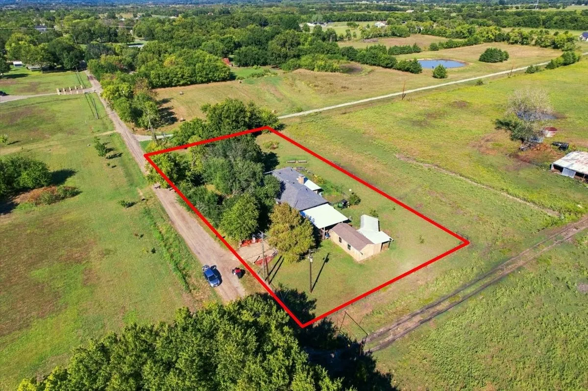 Single Family Residence For Sale in Fannin County , 421 S Oak Street, Ector, Texas 75439, 3 Bedroom, 3 Bathroom, Garage spaces, 2,147 Sqft, built in 1978, mls#21406844, Real Estate Agent in Ector, Homes For Sale in Fannin county, Homes For Sale in Ector, Realtor in Ector Texas, Real Estate Brokerage Independent Realty Texas, Luminita Cordes Realtor