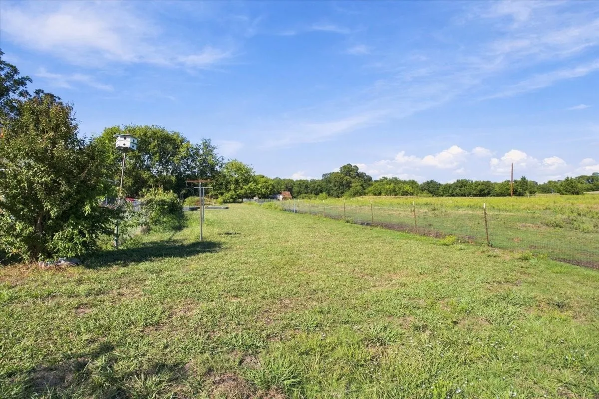 Single Family Residence For Sale in Fannin County , 421 S Oak Street, Ector, Texas 75439, 3 Bedroom, 3 Bathroom, Garage spaces, 2,147 Sqft, built in 1978, mls#21406844, Real Estate Agent in Ector, Homes For Sale in Fannin county, Homes For Sale in Ector, Realtor in Ector Texas, Real Estate Brokerage Independent Realty Texas, Luminita Cordes Realtor