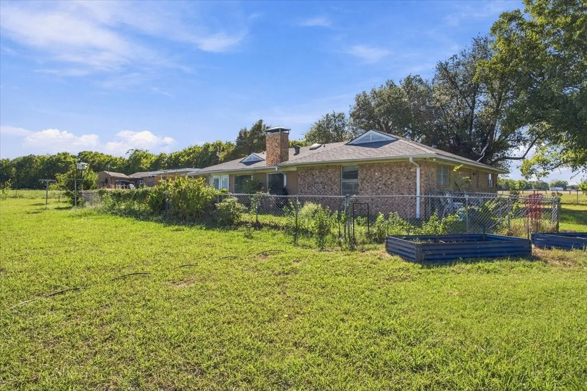 Single Family Residence For Sale in Fannin County , 421 S Oak Street, Ector, Texas 75439, 3 Bedroom, 3 Bathroom, Garage spaces, 2,147 Sqft, built in 1978, mls#21406844, Real Estate Agent in Ector, Homes For Sale in Fannin county, Homes For Sale in Ector, Realtor in Ector Texas, Real Estate Brokerage Independent Realty Texas, Luminita Cordes Realtor