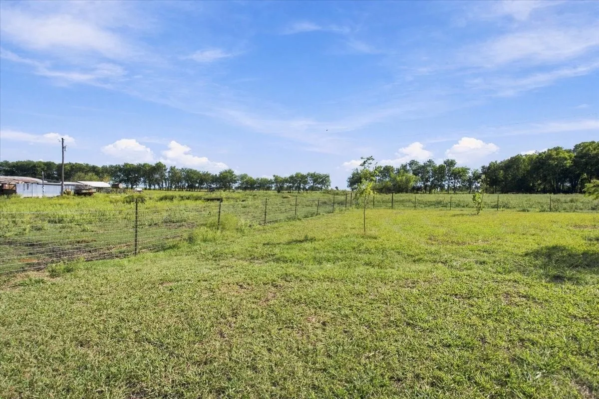 Single Family Residence For Sale in Fannin County , 421 S Oak Street, Ector, Texas 75439, 3 Bedroom, 3 Bathroom, Garage spaces, 2,147 Sqft, built in 1978, mls#21406844, Real Estate Agent in Ector, Homes For Sale in Fannin county, Homes For Sale in Ector, Realtor in Ector Texas, Real Estate Brokerage Independent Realty Texas, Luminita Cordes Realtor