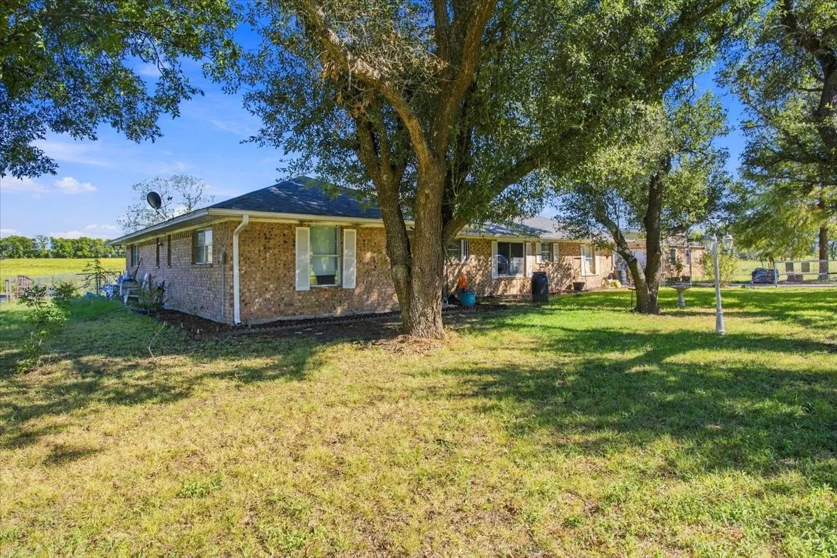 Single Family Residence For Sale in Fannin County , 421 S Oak Street, Ector, Texas 75439, 3 Bedroom, 3 Bathroom, Garage spaces, 2,147 Sqft, built in 1978, mls#21406844, Real Estate Agent in Ector, Homes For Sale in Fannin county, Homes For Sale in Ector, Realtor in Ector Texas, Real Estate Brokerage Independent Realty Texas, Luminita Cordes Realtor