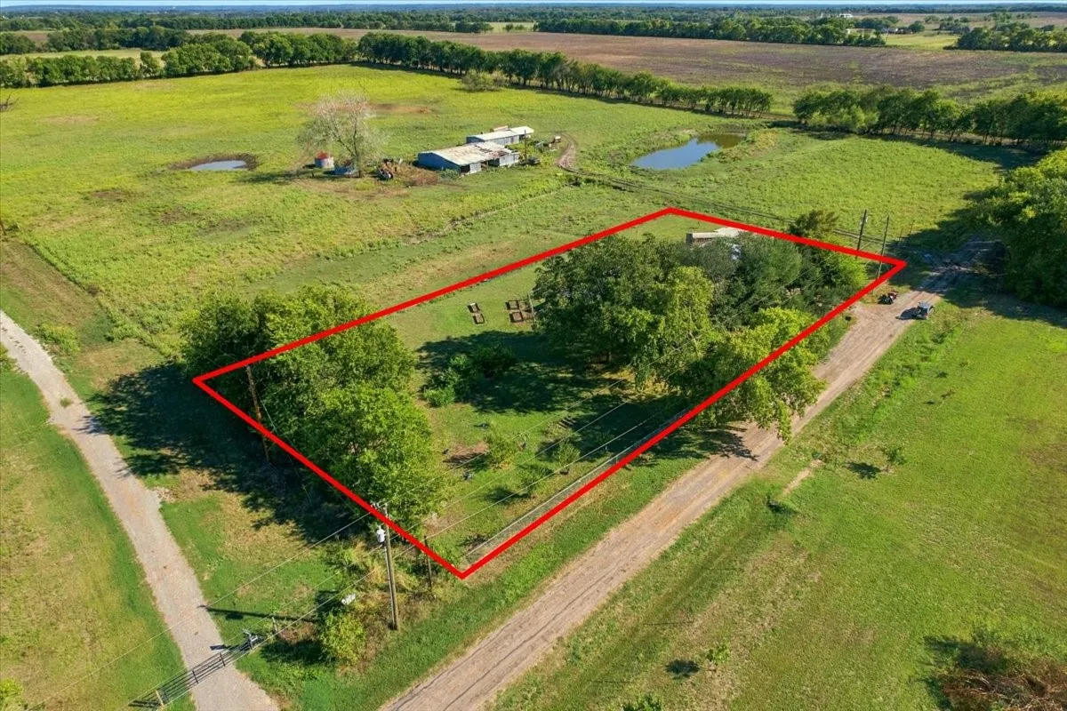 Single Family Residence For Sale in Fannin County , 421 S Oak Street, Ector, Texas 75439, 3 Bedroom, 3 Bathroom, Garage spaces, 2,147 Sqft, built in 1978, mls#21406844, Real Estate Agent in Ector, Homes For Sale in Fannin county, Homes For Sale in Ector, Realtor in Ector Texas, Real Estate Brokerage Independent Realty Texas, Luminita Cordes Realtor