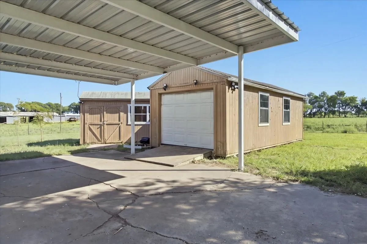 Single Family Residence For Sale in Fannin County , 421 S Oak Street, Ector, Texas 75439, 3 Bedroom, 3 Bathroom, Garage spaces, 2,147 Sqft, built in 1978, mls#21406844, Real Estate Agent in Ector, Homes For Sale in Fannin county, Homes For Sale in Ector, Realtor in Ector Texas, Real Estate Brokerage Independent Realty Texas, Luminita Cordes Realtor