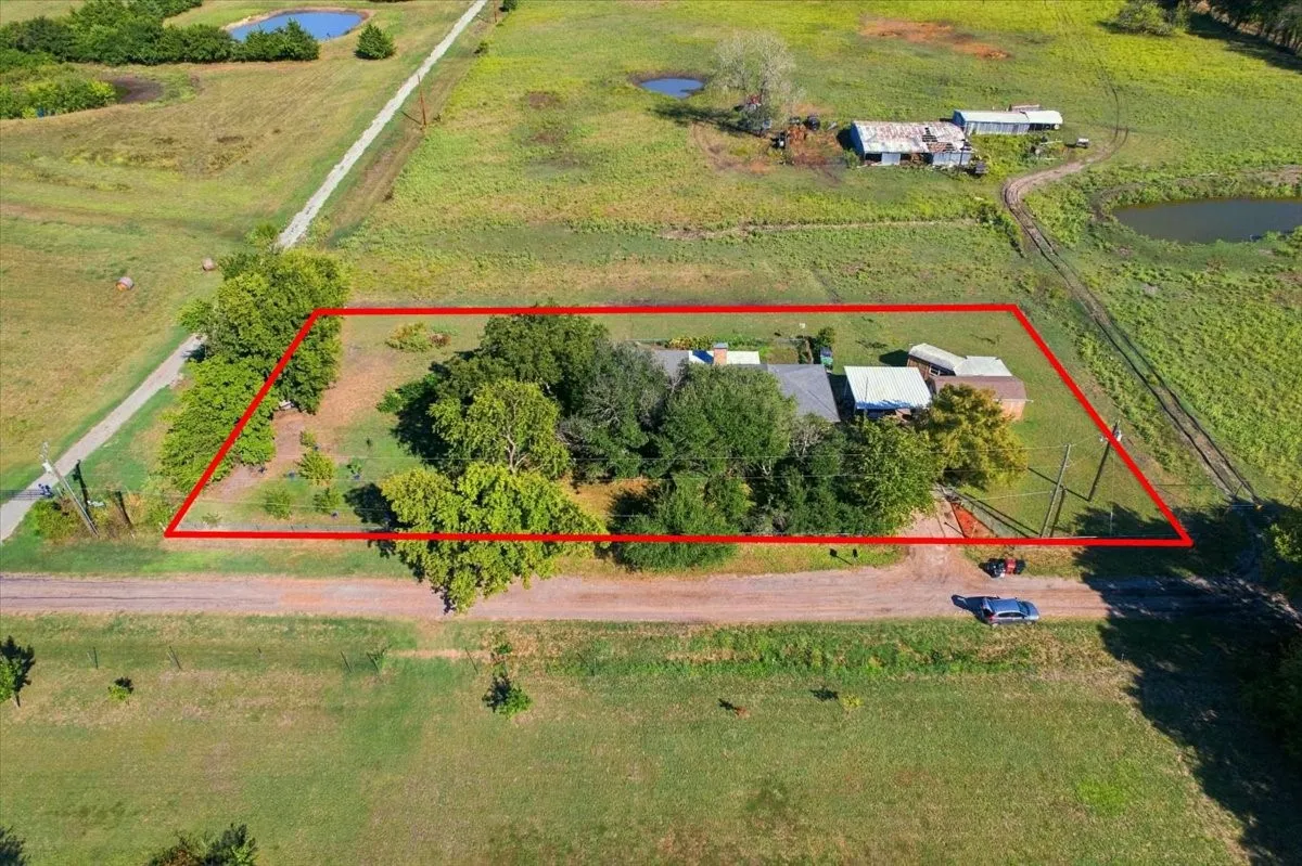 Single Family Residence For Sale in Fannin County , 421 S Oak Street, Ector, Texas 75439, 3 Bedroom, 3 Bathroom, Garage spaces, 2,147 Sqft, built in 1978, mls#21406844, Real Estate Agent in Ector, Homes For Sale in Fannin county, Homes For Sale in Ector, Realtor in Ector Texas, Real Estate Brokerage Independent Realty Texas, Luminita Cordes Realtor