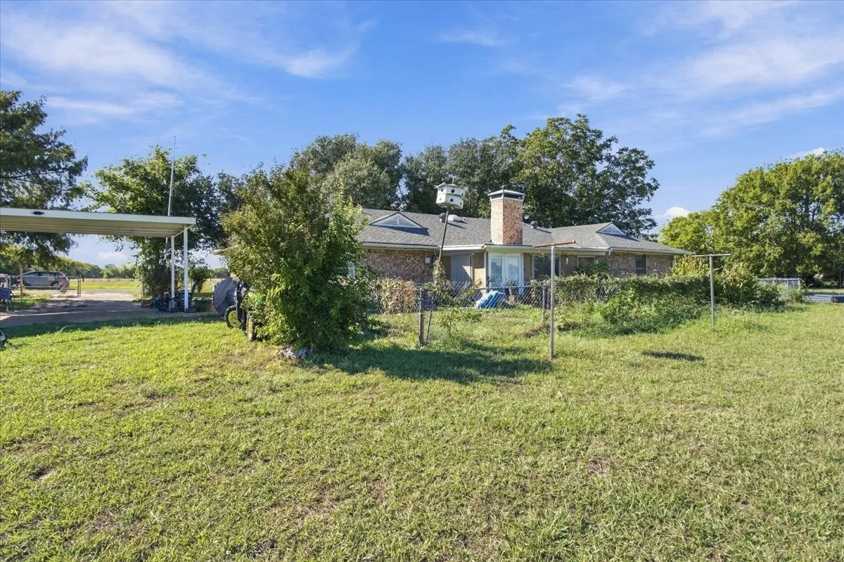 Single Family Residence For Sale in Fannin County , 421 S Oak Street, Ector, Texas 75439, 3 Bedroom, 3 Bathroom, Garage spaces, 2,147 Sqft, built in 1978, mls#21406844, Real Estate Agent in Ector, Homes For Sale in Fannin county, Homes For Sale in Ector, Realtor in Ector Texas, Real Estate Brokerage Independent Realty Texas, Luminita Cordes Realtor