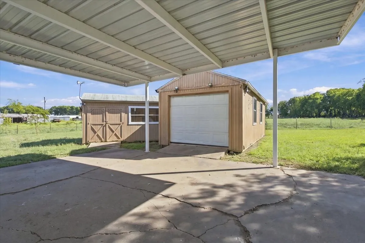 Single Family Residence For Sale in Fannin County , 421 S Oak Street, Ector, Texas 75439, 3 Bedroom, 3 Bathroom, Garage spaces, 2,147 Sqft, built in 1978, mls#21406844, Real Estate Agent in Ector, Homes For Sale in Fannin county, Homes For Sale in Ector, Realtor in Ector Texas, Real Estate Brokerage Independent Realty Texas, Luminita Cordes Realtor