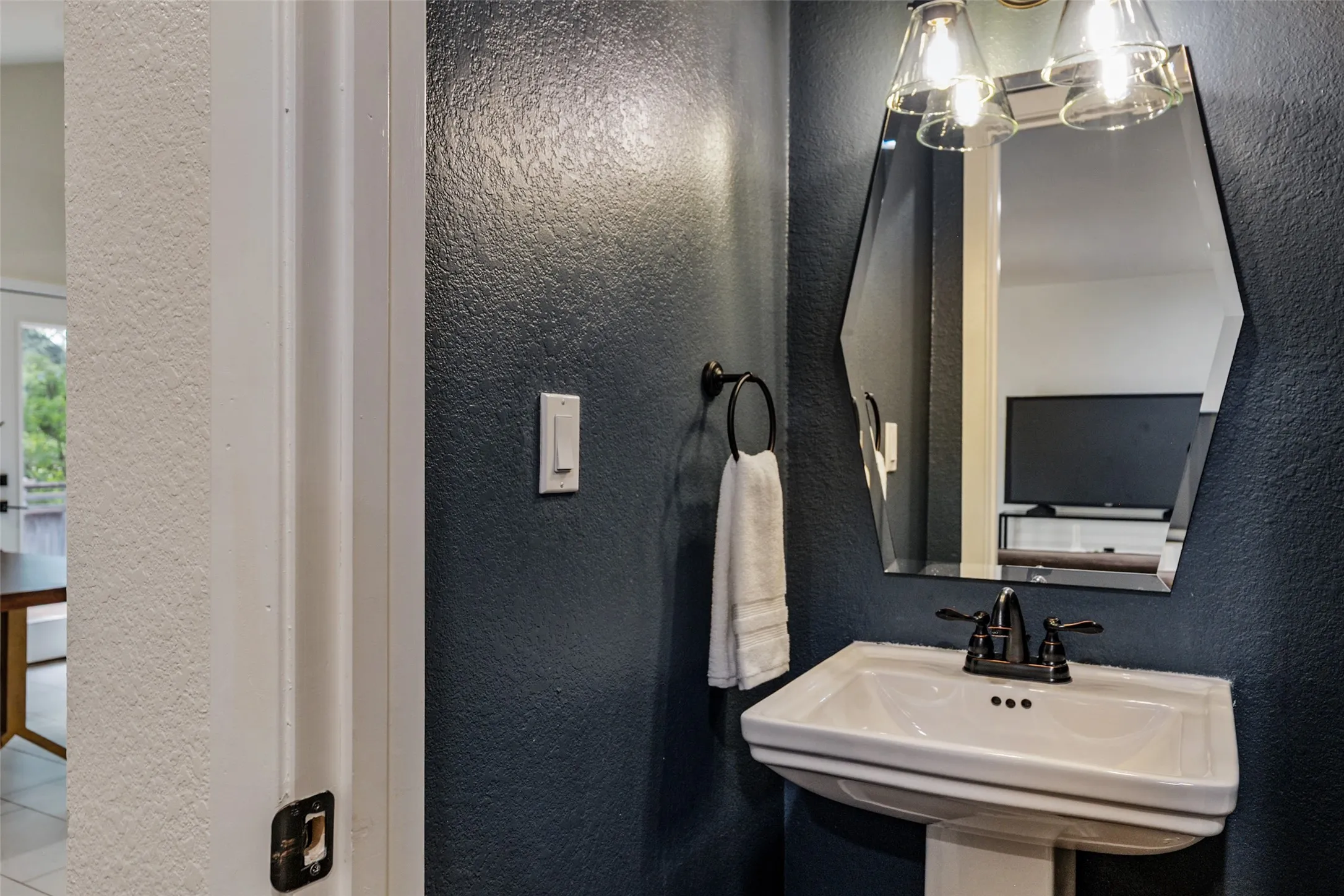 Single Family Residence For Rent in Dallas County , 2107 Elmwood Boulevard, Dallas, Texas 75224, 3 Bedroom, 3 Bathroom, 1 Garage spaces, 1,935 Sqft, built in 1989, mls#21406182, Real Estate Agent in Dallas, Homes For Rent in Dallas county, Homes For Rent in Dallas, Realtor in Dallas Texas, Real Estate Brokerage Independent Realty Texas, Luminita Cordes Realtor