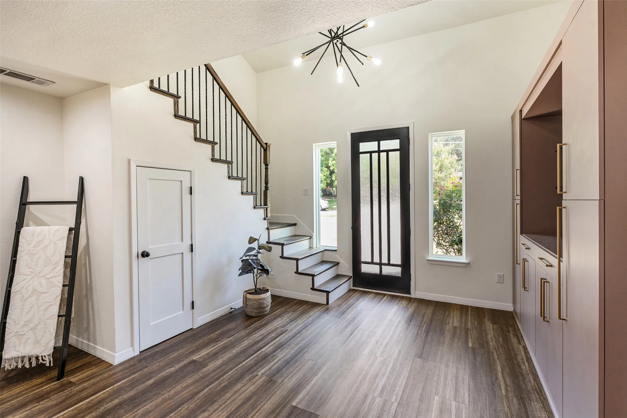 Single Family Residence For Rent in Dallas County , 2107 Elmwood Boulevard, Dallas, Texas 75224, 3 Bedroom, 3 Bathroom, 1 Garage spaces, 1,935 Sqft, built in 1989, mls#21406182, Real Estate Agent in Dallas, Homes For Rent in Dallas county, Homes For Rent in Dallas, Realtor in Dallas Texas, Real Estate Brokerage Independent Realty Texas, Luminita Cordes Realtor