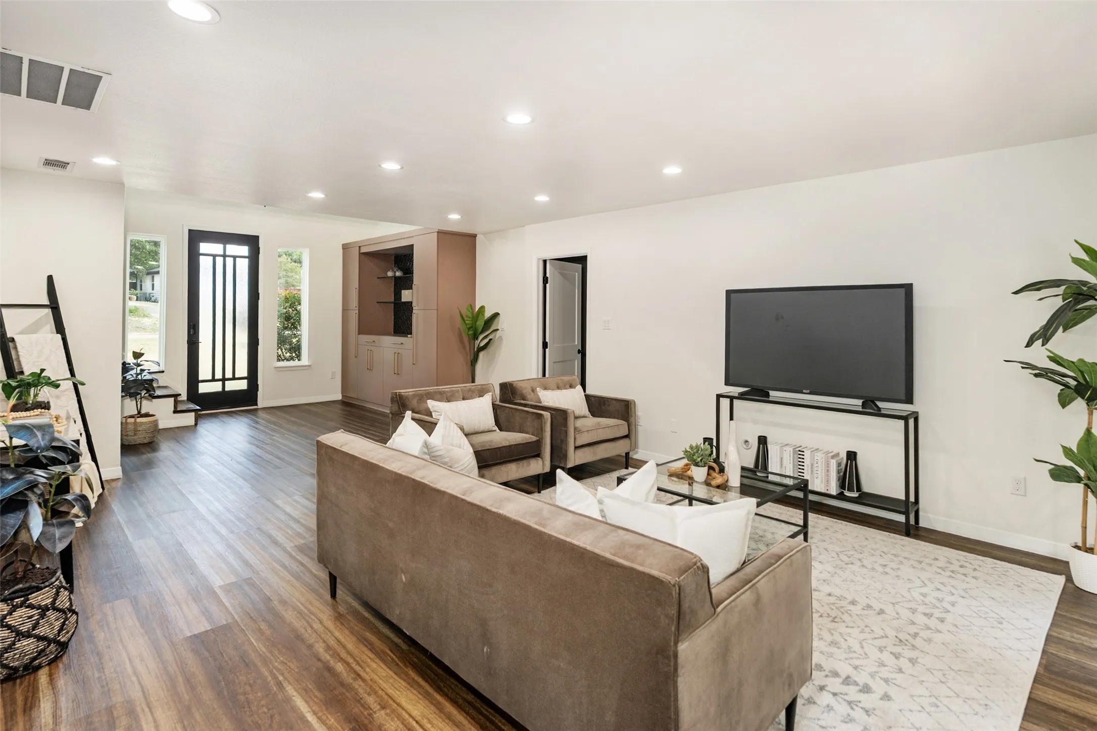 Single Family Residence For Rent in Dallas County , 2107 Elmwood Boulevard, Dallas, Texas 75224, 3 Bedroom, 3 Bathroom, 1 Garage spaces, 1,935 Sqft, built in 1989, mls#21406182, Real Estate Agent in Dallas, Homes For Rent in Dallas county, Homes For Rent in Dallas, Realtor in Dallas Texas, Real Estate Brokerage Independent Realty Texas, Luminita Cordes Realtor