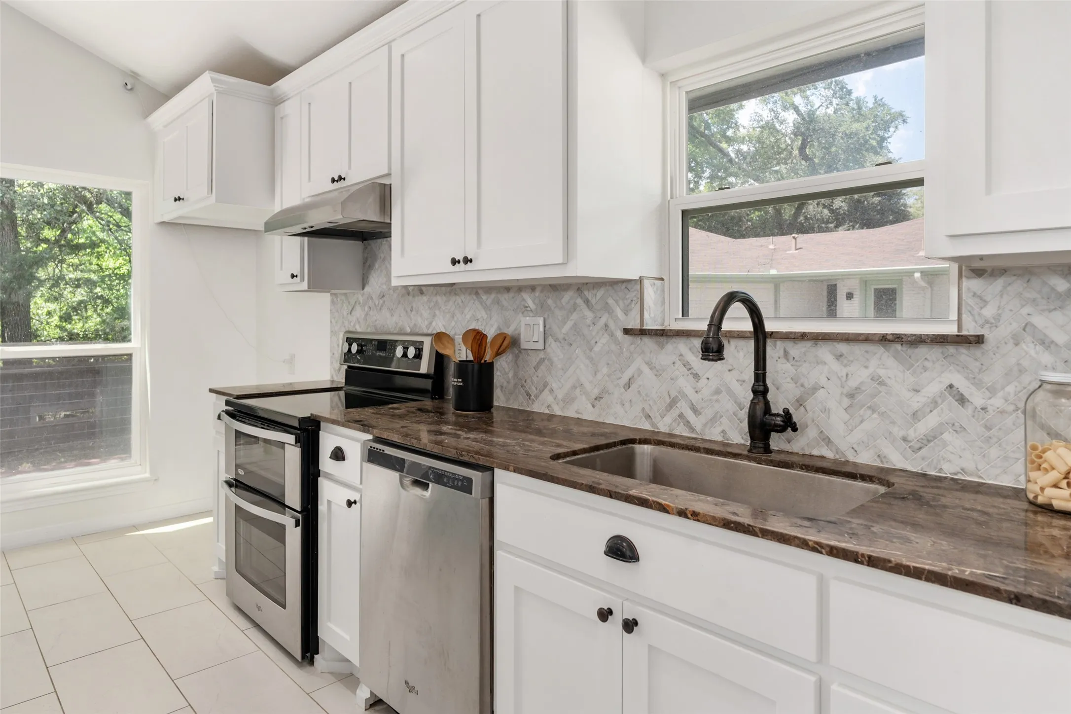 Single Family Residence For Rent in Dallas County , 2107 Elmwood Boulevard, Dallas, Texas 75224, 3 Bedroom, 3 Bathroom, 1 Garage spaces, 1,935 Sqft, built in 1989, mls#21406182, Real Estate Agent in Dallas, Homes For Rent in Dallas county, Homes For Rent in Dallas, Realtor in Dallas Texas, Real Estate Brokerage Independent Realty Texas, Luminita Cordes Realtor