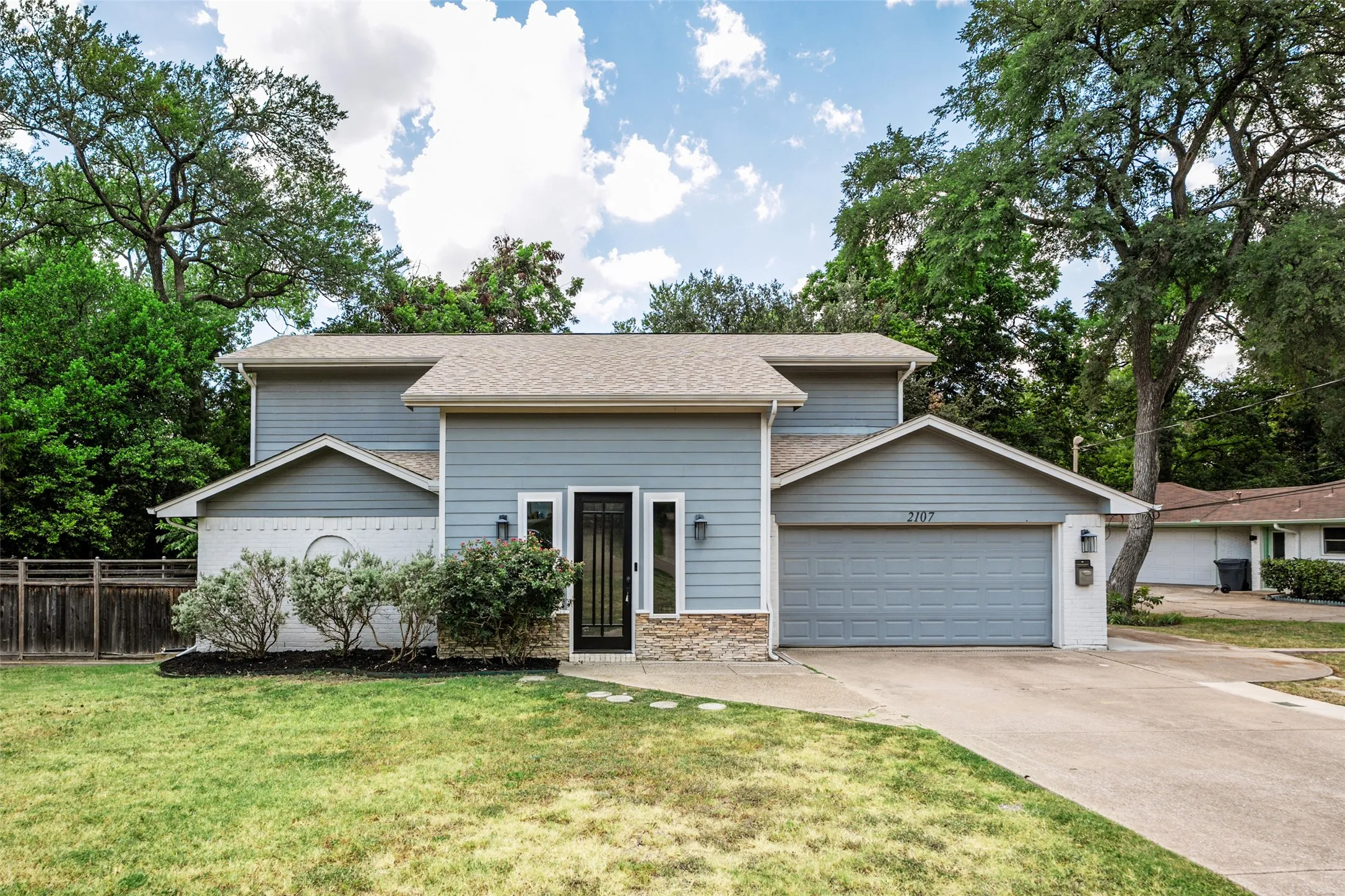 Single Family Residence For Rent in Dallas County , 2107 Elmwood Boulevard, Dallas, Texas 75224, 3 Bedroom, 3 Bathroom, 1 Garage spaces, 1,935 Sqft, built in 1989, mls#21406182, Real Estate Agent in Dallas, Homes For Rent in Dallas county, Homes For Rent in Dallas, Realtor in Dallas Texas, Real Estate Brokerage Independent Realty Texas, Luminita Cordes Realtor