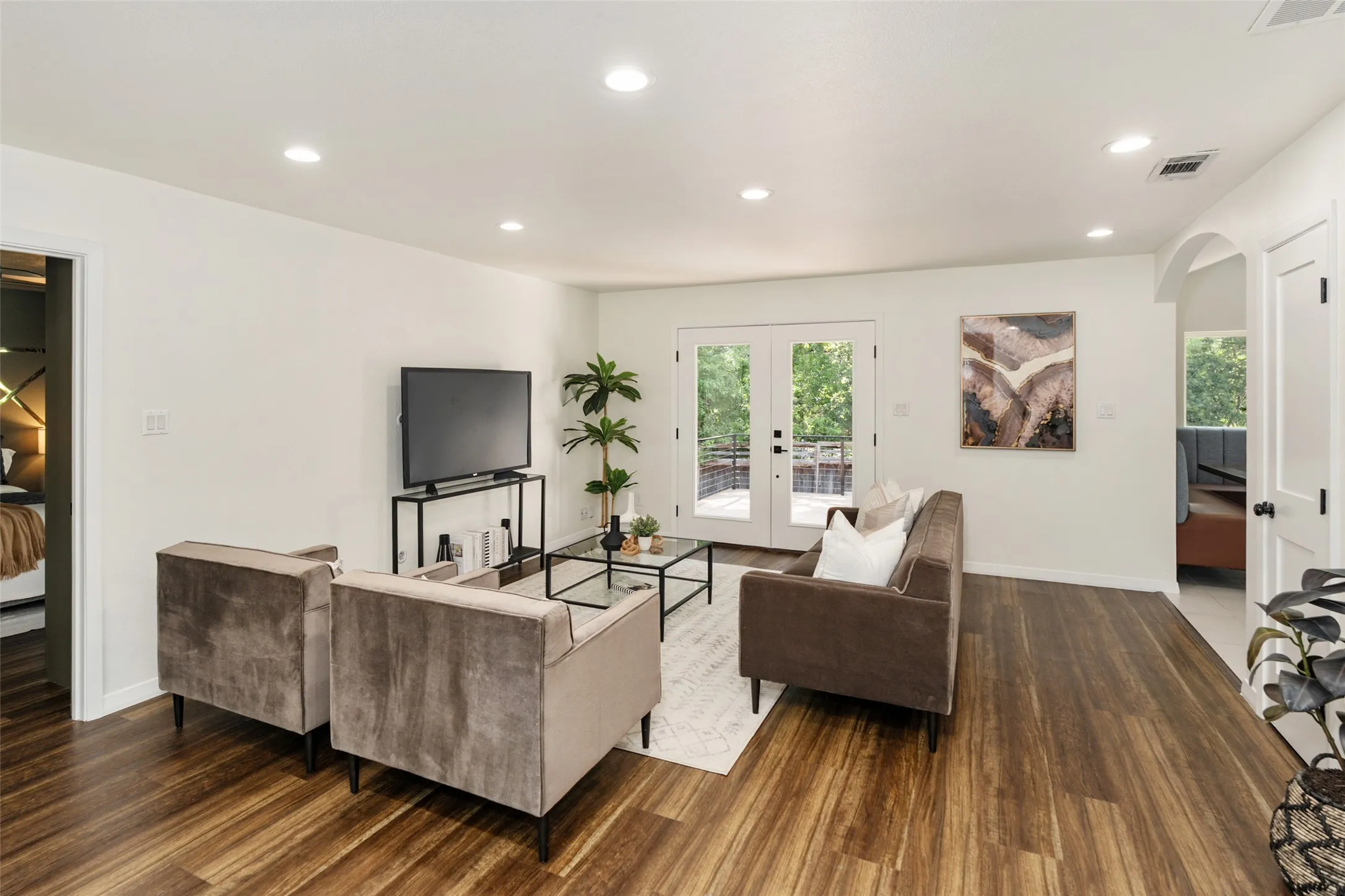 Single Family Residence For Rent in Dallas County , 2107 Elmwood Boulevard, Dallas, Texas 75224, 3 Bedroom, 3 Bathroom, 1 Garage spaces, 1,935 Sqft, built in 1989, mls#21406182, Real Estate Agent in Dallas, Homes For Rent in Dallas county, Homes For Rent in Dallas, Realtor in Dallas Texas, Real Estate Brokerage Independent Realty Texas, Luminita Cordes Realtor