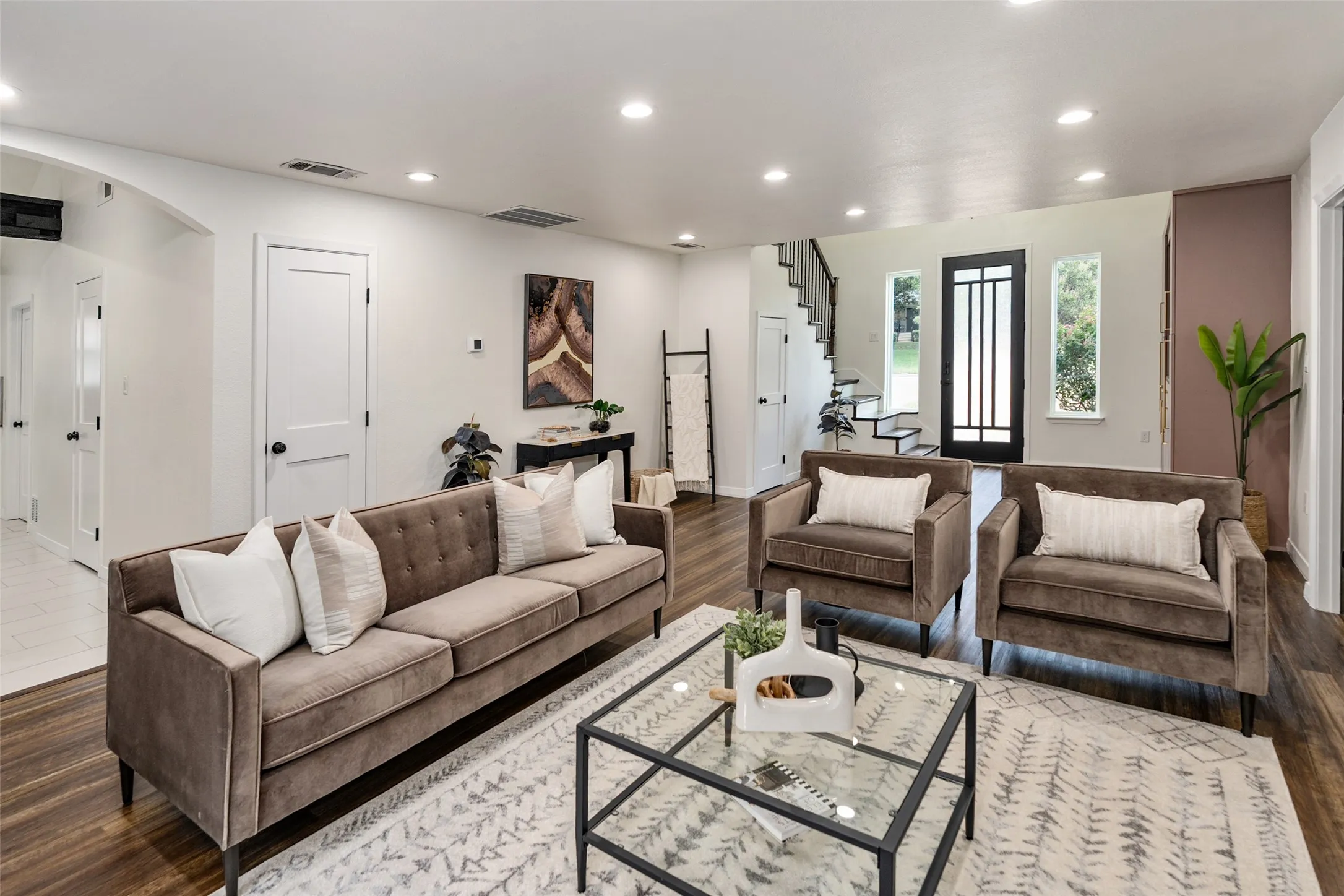 Single Family Residence For Rent in Dallas County , 2107 Elmwood Boulevard, Dallas, Texas 75224, 3 Bedroom, 3 Bathroom, 1 Garage spaces, 1,935 Sqft, built in 1989, mls#21406182, Real Estate Agent in Dallas, Homes For Rent in Dallas county, Homes For Rent in Dallas, Realtor in Dallas Texas, Real Estate Brokerage Independent Realty Texas, Luminita Cordes Realtor