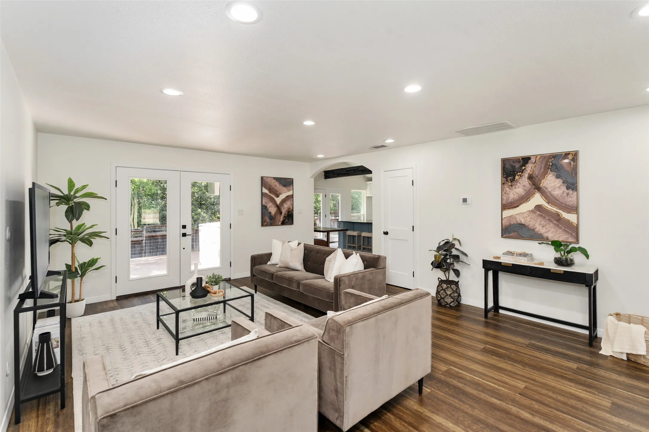 Single Family Residence For Rent in Dallas County , 2107 Elmwood Boulevard, Dallas, Texas 75224, 3 Bedroom, 3 Bathroom, 1 Garage spaces, 1,935 Sqft, built in 1989, mls#21406182, Real Estate Agent in Dallas, Homes For Rent in Dallas county, Homes For Rent in Dallas, Realtor in Dallas Texas, Real Estate Brokerage Independent Realty Texas, Luminita Cordes Realtor