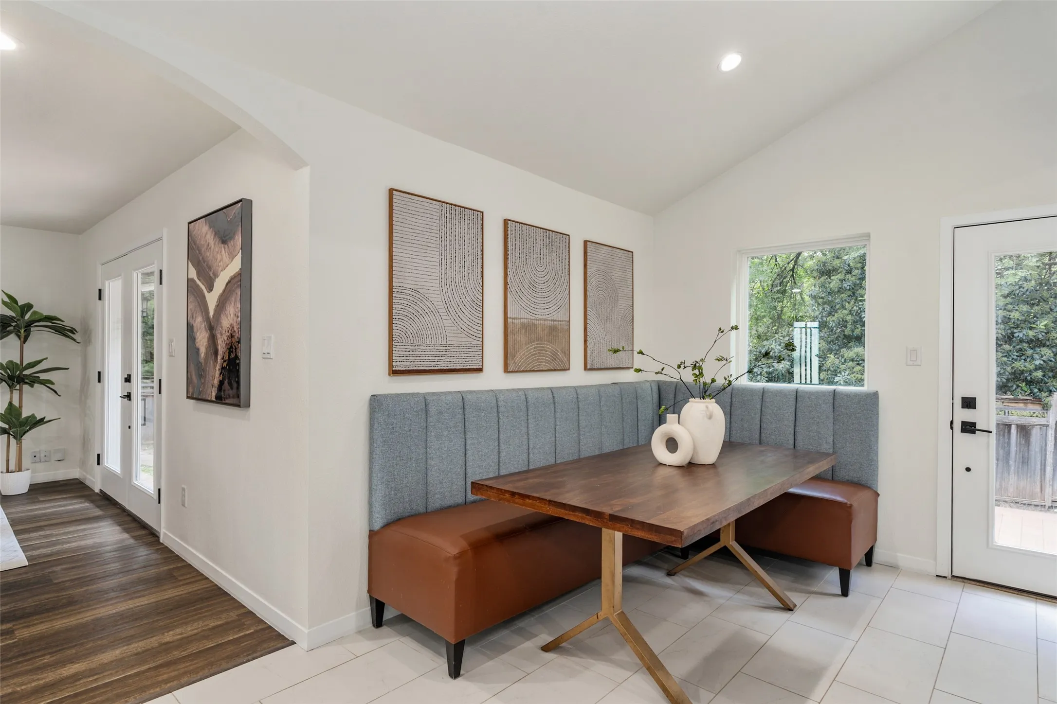 Single Family Residence For Rent in Dallas County , 2107 Elmwood Boulevard, Dallas, Texas 75224, 3 Bedroom, 3 Bathroom, 1 Garage spaces, 1,935 Sqft, built in 1989, mls#21406182, Real Estate Agent in Dallas, Homes For Rent in Dallas county, Homes For Rent in Dallas, Realtor in Dallas Texas, Real Estate Brokerage Independent Realty Texas, Luminita Cordes Realtor