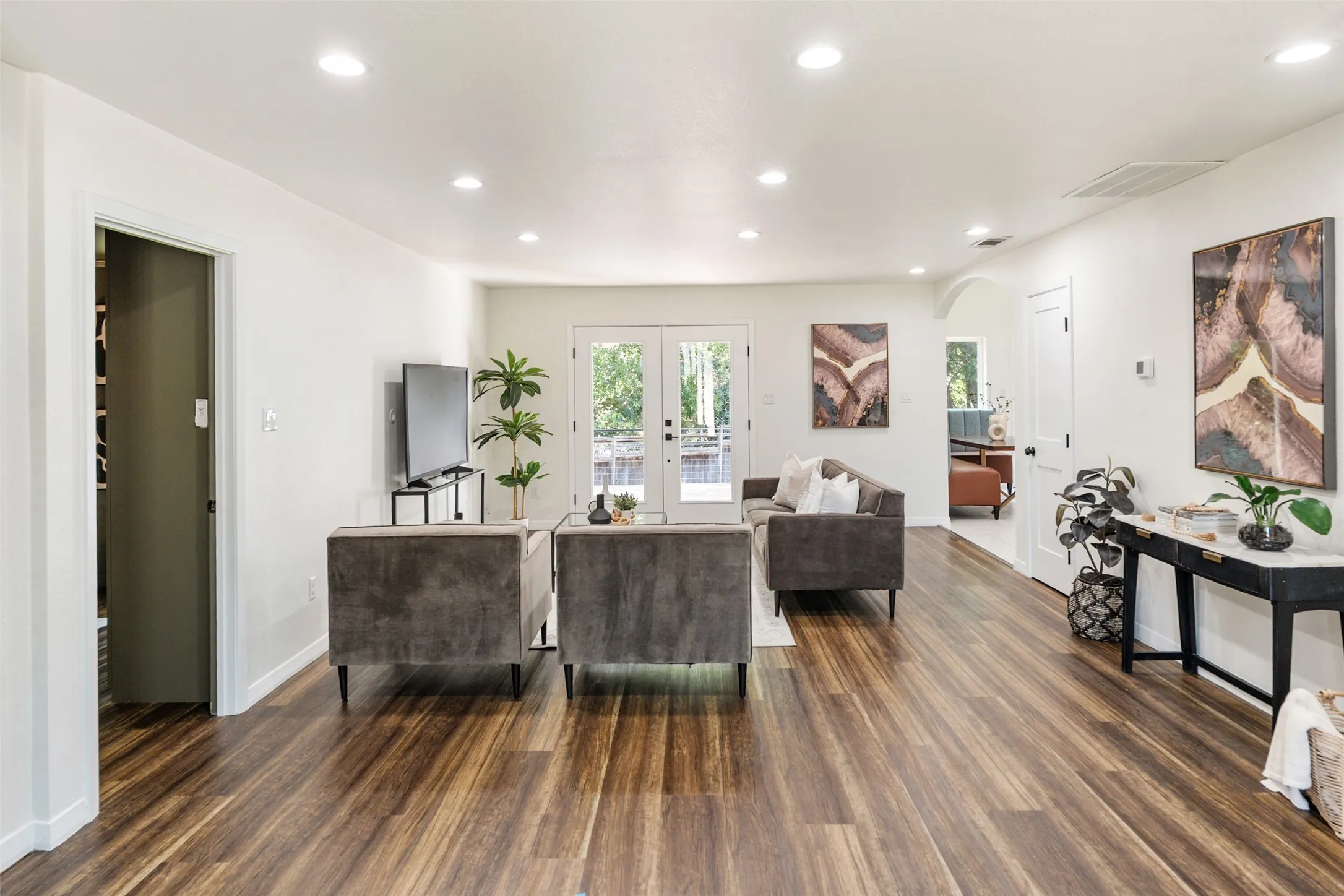 Single Family Residence For Rent in Dallas County , 2107 Elmwood Boulevard, Dallas, Texas 75224, 3 Bedroom, 3 Bathroom, 1 Garage spaces, 1,935 Sqft, built in 1989, mls#21406182, Real Estate Agent in Dallas, Homes For Rent in Dallas county, Homes For Rent in Dallas, Realtor in Dallas Texas, Real Estate Brokerage Independent Realty Texas, Luminita Cordes Realtor
