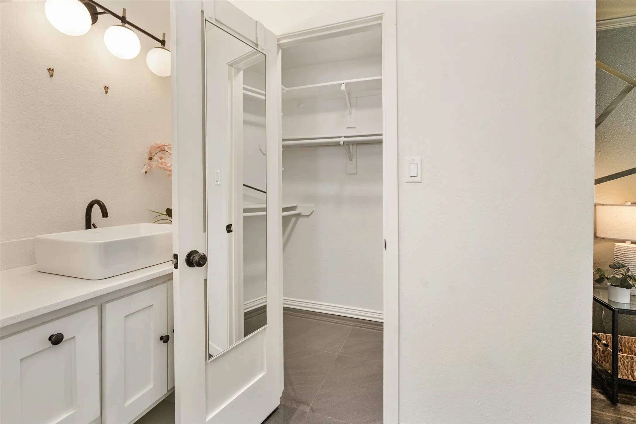 Single Family Residence For Rent in Dallas County , 2107 Elmwood Boulevard, Dallas, Texas 75224, 3 Bedroom, 3 Bathroom, 1 Garage spaces, 1,935 Sqft, built in 1989, mls#21406182, Real Estate Agent in Dallas, Homes For Rent in Dallas county, Homes For Rent in Dallas, Realtor in Dallas Texas, Real Estate Brokerage Independent Realty Texas, Luminita Cordes Realtor