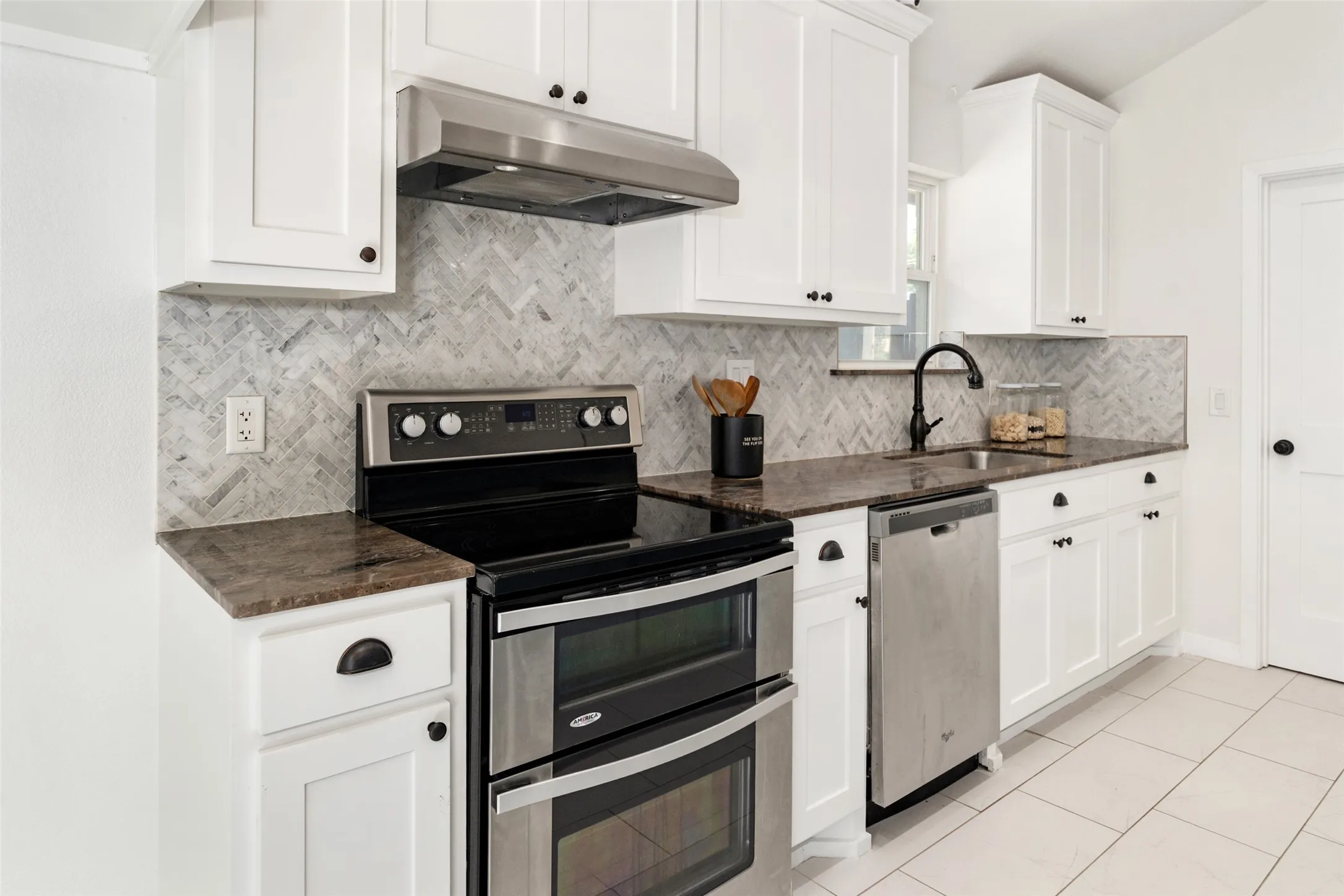 Single Family Residence For Rent in Dallas County , 2107 Elmwood Boulevard, Dallas, Texas 75224, 3 Bedroom, 3 Bathroom, 1 Garage spaces, 1,935 Sqft, built in 1989, mls#21406182, Real Estate Agent in Dallas, Homes For Rent in Dallas county, Homes For Rent in Dallas, Realtor in Dallas Texas, Real Estate Brokerage Independent Realty Texas, Luminita Cordes Realtor