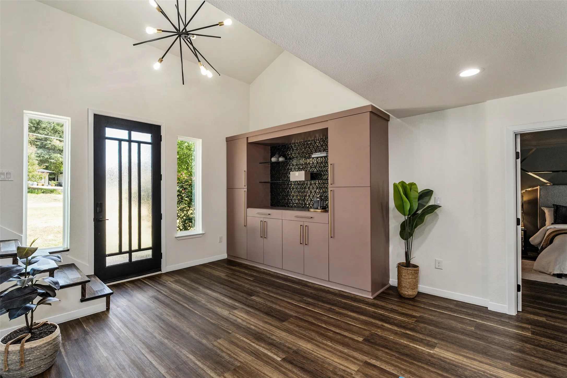 Single Family Residence For Rent in Dallas County , 2107 Elmwood Boulevard, Dallas, Texas 75224, 3 Bedroom, 3 Bathroom, 1 Garage spaces, 1,935 Sqft, built in 1989, mls#21406182, Real Estate Agent in Dallas, Homes For Rent in Dallas county, Homes For Rent in Dallas, Realtor in Dallas Texas, Real Estate Brokerage Independent Realty Texas, Luminita Cordes Realtor