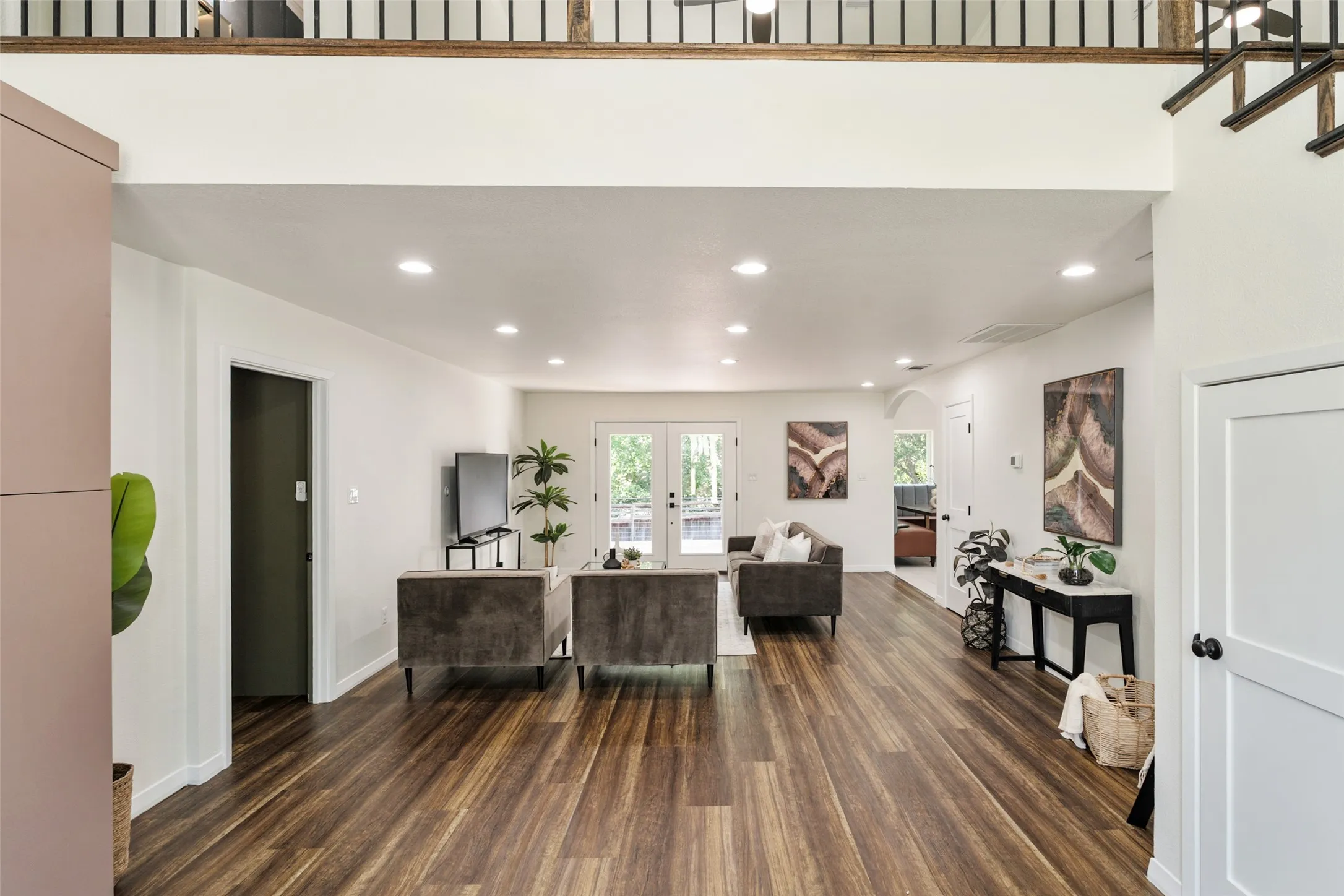 Single Family Residence For Rent in Dallas County , 2107 Elmwood Boulevard, Dallas, Texas 75224, 3 Bedroom, 3 Bathroom, 1 Garage spaces, 1,935 Sqft, built in 1989, mls#21406182, Real Estate Agent in Dallas, Homes For Rent in Dallas county, Homes For Rent in Dallas, Realtor in Dallas Texas, Real Estate Brokerage Independent Realty Texas, Luminita Cordes Realtor