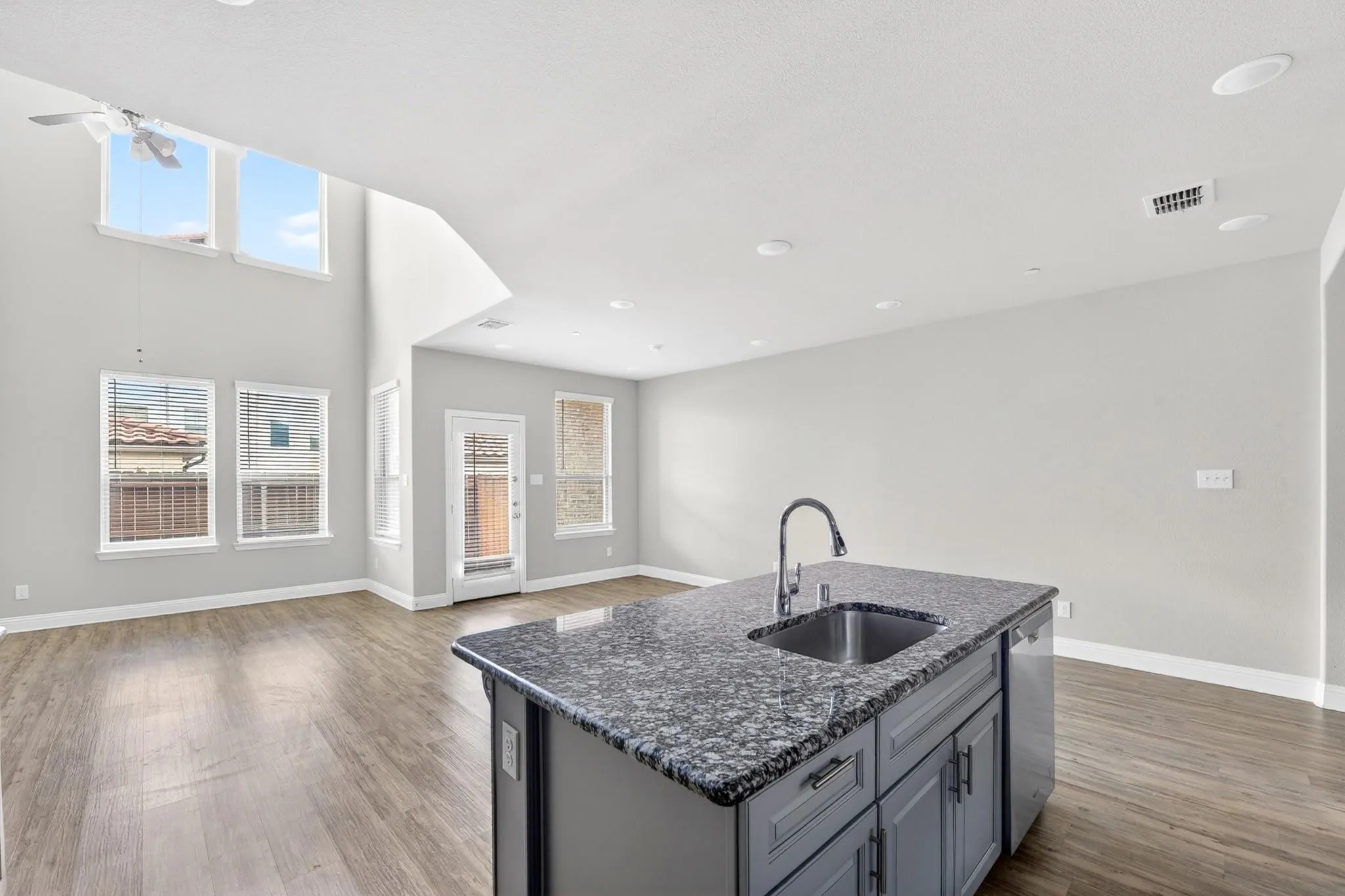 Townhouse For Rent in Collin County , 6428 Hermosa Drive, Plano, Texas 75024, 3 Bedroom, 3 Bathroom, 2 Garage spaces, 1,767 Sqft, built in 2018, mls#21409528, Real Estate Agent in Plano, Homes For Rent in Collin county, Homes For Rent in Plano, Realtor in Plano Texas, Real Estate Brokerage Independent Realty Texas, Luminita Cordes Realtor