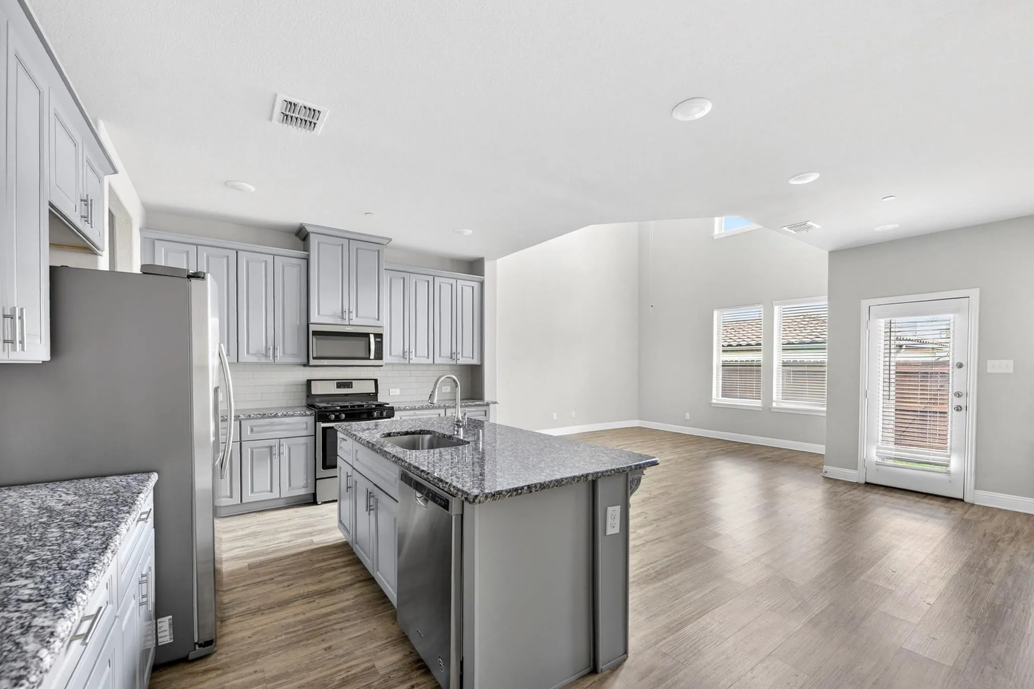Townhouse For Rent in Collin County , 6428 Hermosa Drive, Plano, Texas 75024, 3 Bedroom, 3 Bathroom, 2 Garage spaces, 1,767 Sqft, built in 2018, mls#21409528, Real Estate Agent in Plano, Homes For Rent in Collin county, Homes For Rent in Plano, Realtor in Plano Texas, Real Estate Brokerage Independent Realty Texas, Luminita Cordes Realtor