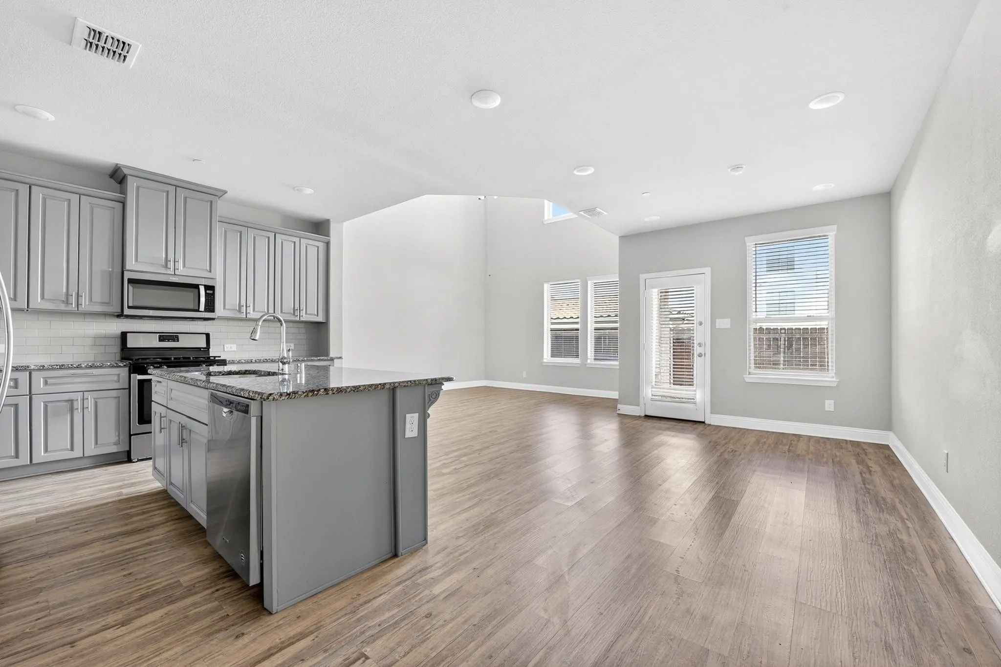 Townhouse For Rent in Collin County , 6428 Hermosa Drive, Plano, Texas 75024, 3 Bedroom, 3 Bathroom, 2 Garage spaces, 1,767 Sqft, built in 2018, mls#21409528, Real Estate Agent in Plano, Homes For Rent in Collin county, Homes For Rent in Plano, Realtor in Plano Texas, Real Estate Brokerage Independent Realty Texas, Luminita Cordes Realtor