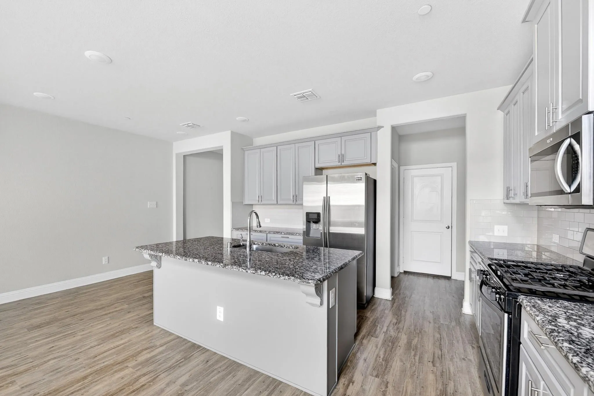 Townhouse For Rent in Collin County , 6428 Hermosa Drive, Plano, Texas 75024, 3 Bedroom, 3 Bathroom, 2 Garage spaces, 1,767 Sqft, built in 2018, mls#21409528, Real Estate Agent in Plano, Homes For Rent in Collin county, Homes For Rent in Plano, Realtor in Plano Texas, Real Estate Brokerage Independent Realty Texas, Luminita Cordes Realtor