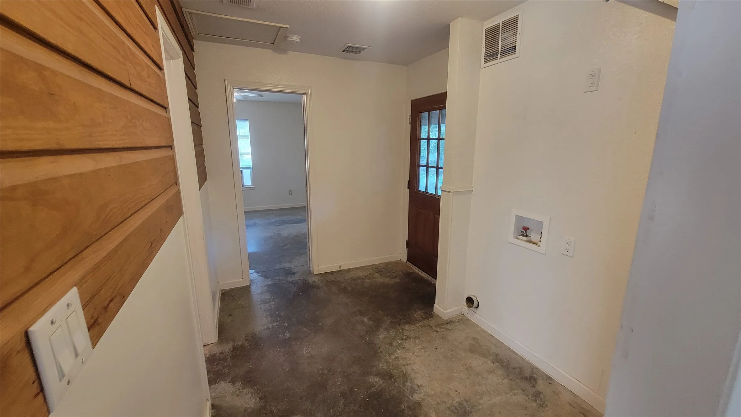 Single Family Residence For Rent in Erath County , 1092 W Elm Street, Stephenville, Texas 76401, 3 Bedroom, 2 Bathroom, Garage spaces, 1,388 Sqft, built in 1960, mls#21409542, Real Estate Agent in Stephenville, Homes For Rent in Erath county, Homes For Rent in Stephenville, Realtor in Stephenville Texas, Real Estate Brokerage Independent Realty Texas, Luminita Cordes Realtor
