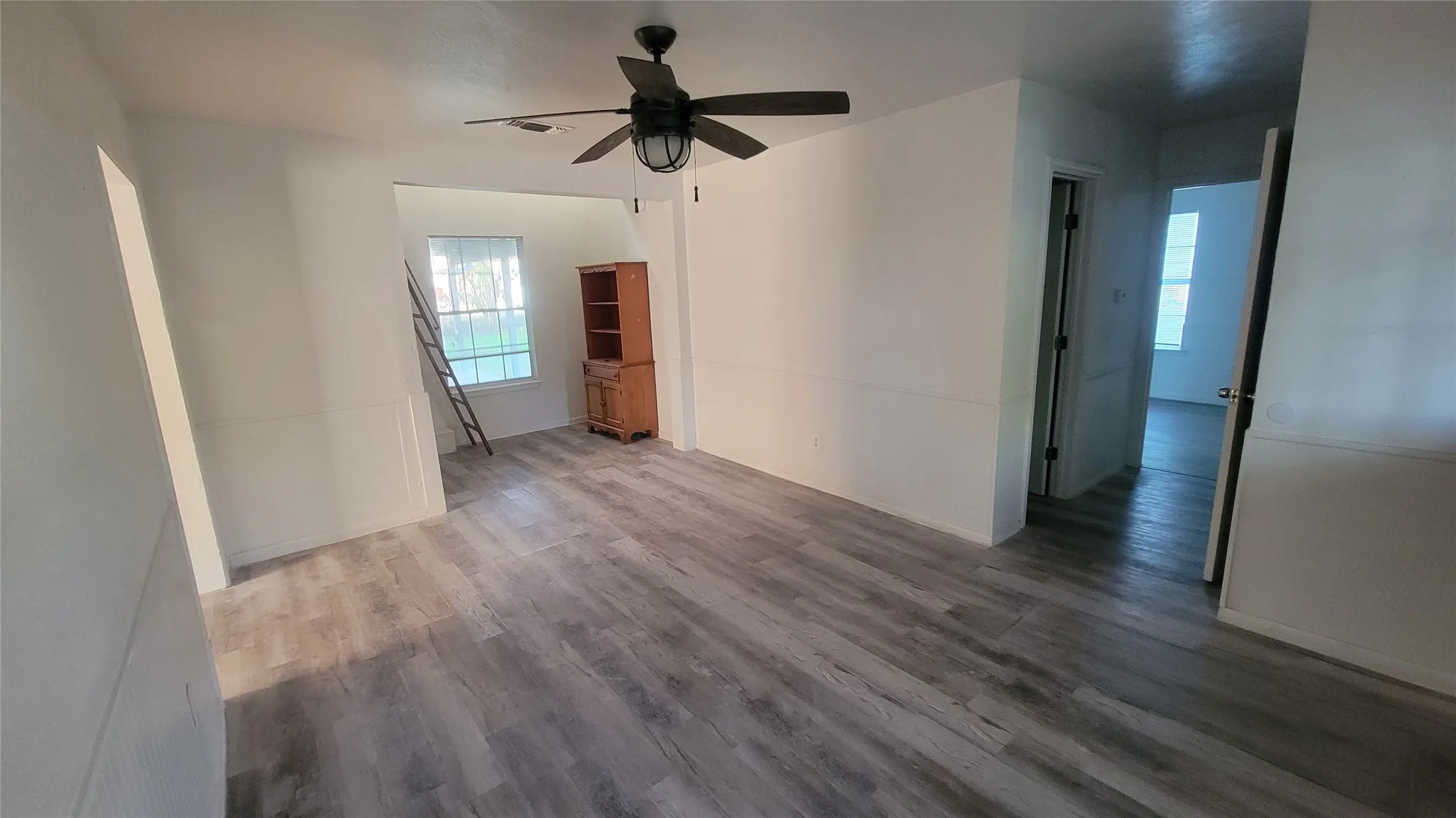 Single Family Residence For Rent in Erath County , 1092 W Elm Street, Stephenville, Texas 76401, 3 Bedroom, 2 Bathroom, Garage spaces, 1,388 Sqft, built in 1960, mls#21409542, Real Estate Agent in Stephenville, Homes For Rent in Erath county, Homes For Rent in Stephenville, Realtor in Stephenville Texas, Real Estate Brokerage Independent Realty Texas, Luminita Cordes Realtor