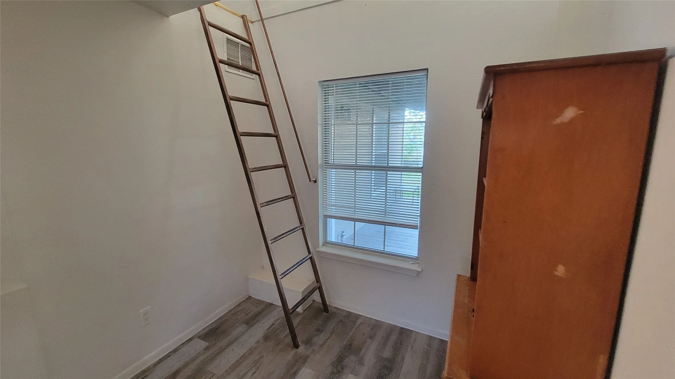Single Family Residence For Rent in Erath County , 1092 W Elm Street, Stephenville, Texas 76401, 3 Bedroom, 2 Bathroom, Garage spaces, 1,388 Sqft, built in 1960, mls#21409542, Real Estate Agent in Stephenville, Homes For Rent in Erath county, Homes For Rent in Stephenville, Realtor in Stephenville Texas, Real Estate Brokerage Independent Realty Texas, Luminita Cordes Realtor