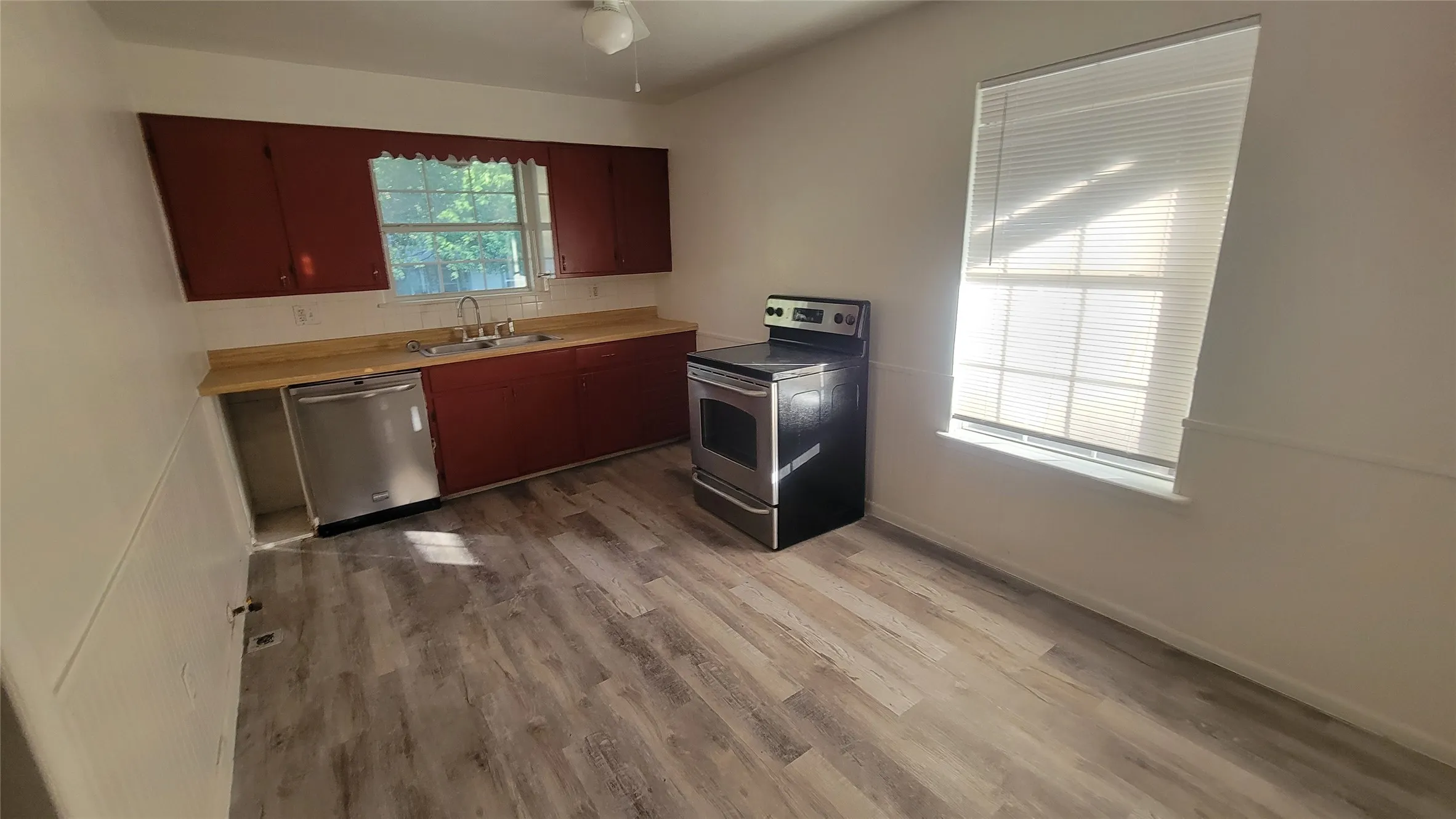 Single Family Residence For Rent in Erath County , 1092 W Elm Street, Stephenville, Texas 76401, 3 Bedroom, 2 Bathroom, Garage spaces, 1,388 Sqft, built in 1960, mls#21409542, Real Estate Agent in Stephenville, Homes For Rent in Erath county, Homes For Rent in Stephenville, Realtor in Stephenville Texas, Real Estate Brokerage Independent Realty Texas, Luminita Cordes Realtor