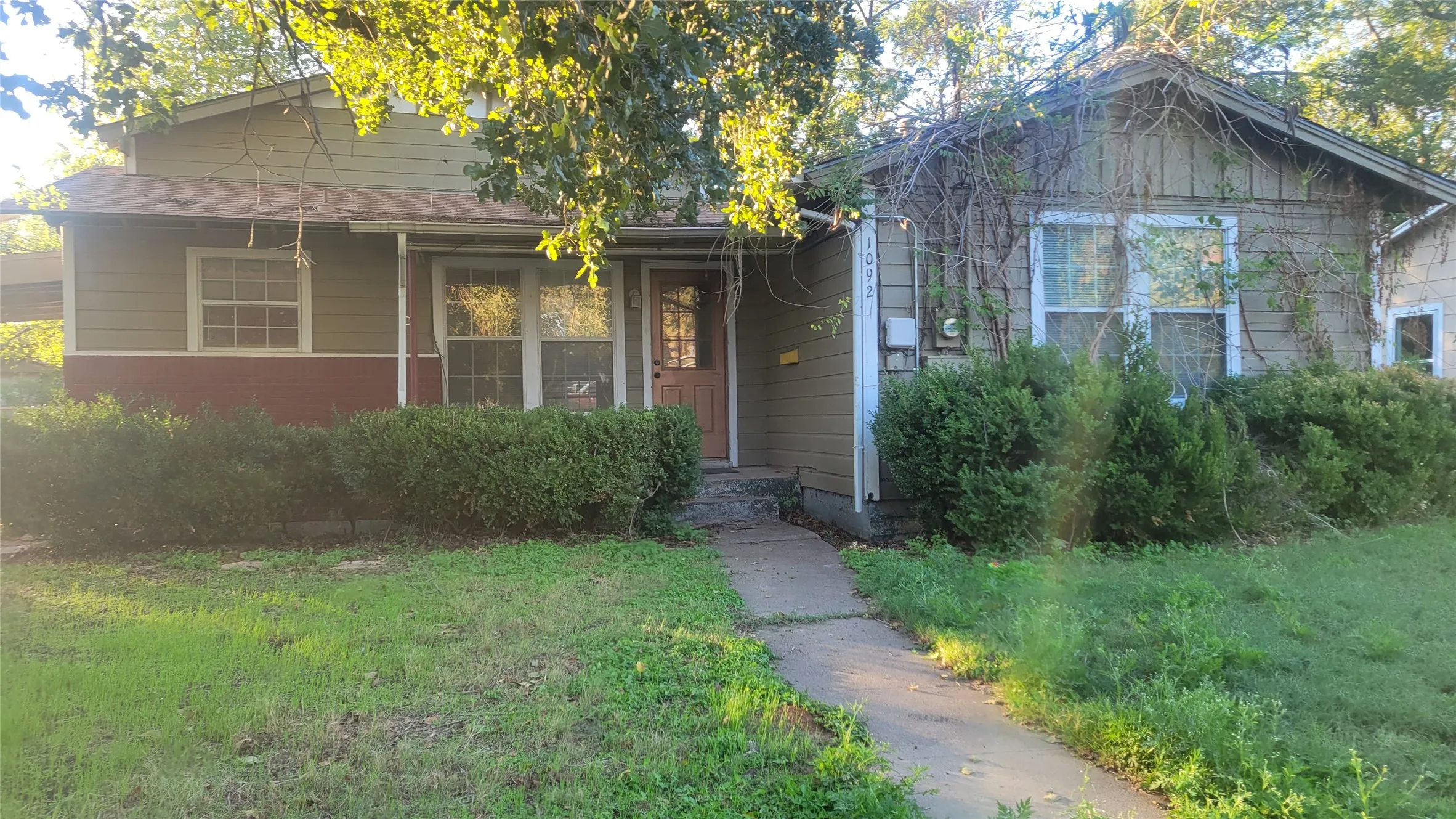 Single Family Residence For Rent in Erath County , 1092 W Elm Street, Stephenville, Texas 76401, 3 Bedroom, 2 Bathroom, Garage spaces, 1,388 Sqft, built in 1960, mls#21409542, Real Estate Agent in Stephenville, Homes For Rent in Erath county, Homes For Rent in Stephenville, Realtor in Stephenville Texas, Real Estate Brokerage Independent Realty Texas, Luminita Cordes Realtor