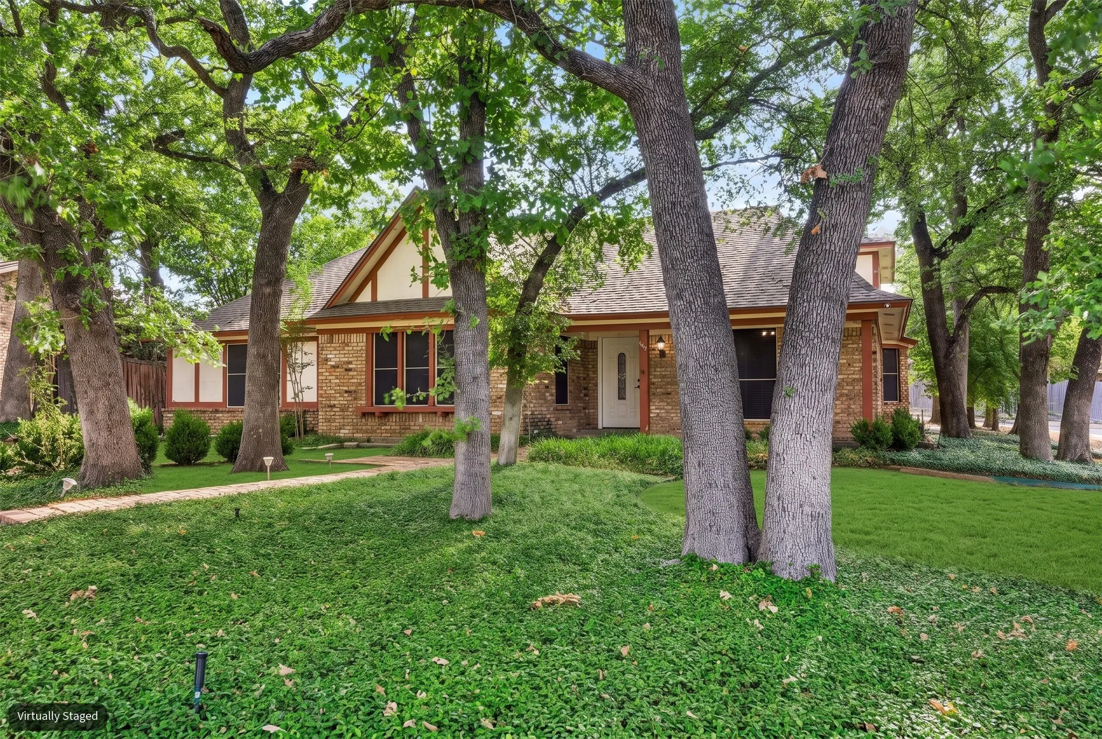 Single Family Residence For Sale in Tarrant County , 615 Country Green Lane, Arlington, Texas 76011, 4 Bedroom, 3 Bathroom, 2 Garage spaces, 2,596 Sqft, built in 1977, mls#21409392, Real Estate Agent in Arlington, Homes For Sale in Tarrant county, Homes For Sale in Arlington, Realtor in Arlington Texas, Real Estate Brokerage Independent Realty Texas, Luminita Cordes Realtor