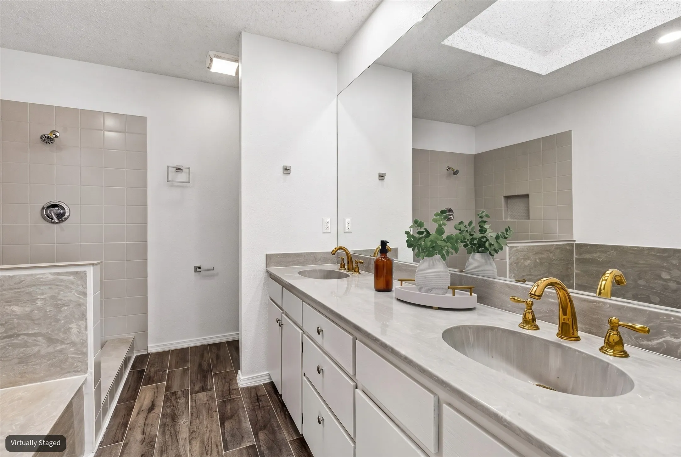 Single Family Residence For Sale in Tarrant County , 615 Country Green Lane, Arlington, Texas 76011, 4 Bedroom, 3 Bathroom, 2 Garage spaces, 2,596 Sqft, built in 1977, mls#21409392, Real Estate Agent in Arlington, Homes For Sale in Tarrant county, Homes For Sale in Arlington, Realtor in Arlington Texas, Real Estate Brokerage Independent Realty Texas, Luminita Cordes Realtor