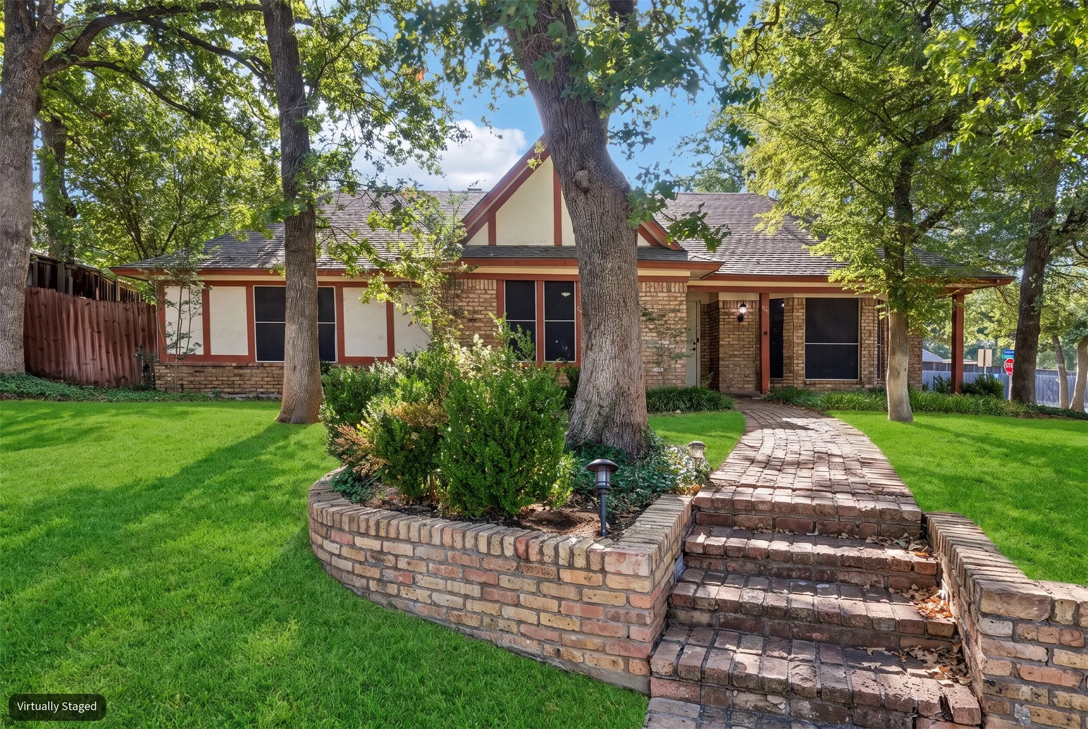 Single Family Residence For Sale in Tarrant County , 615 Country Green Lane, Arlington, Texas 76011, 4 Bedroom, 3 Bathroom, 2 Garage spaces, 2,596 Sqft, built in 1977, mls#21409392, Real Estate Agent in Arlington, Homes For Sale in Tarrant county, Homes For Sale in Arlington, Realtor in Arlington Texas, Real Estate Brokerage Independent Realty Texas, Luminita Cordes Realtor