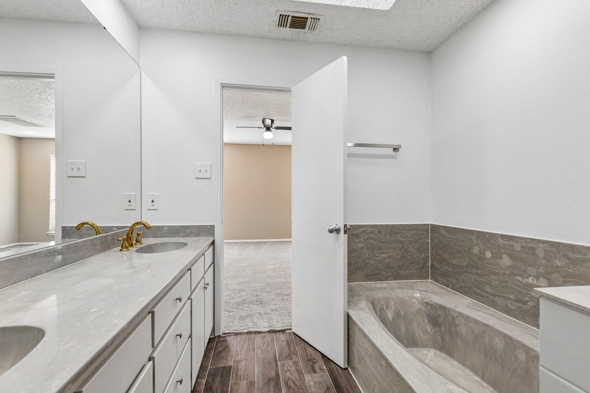 Single Family Residence For Sale in Tarrant County , 615 Country Green Lane, Arlington, Texas 76011, 4 Bedroom, 3 Bathroom, 2 Garage spaces, 2,596 Sqft, built in 1977, mls#21409392, Real Estate Agent in Arlington, Homes For Sale in Tarrant county, Homes For Sale in Arlington, Realtor in Arlington Texas, Real Estate Brokerage Independent Realty Texas, Luminita Cordes Realtor