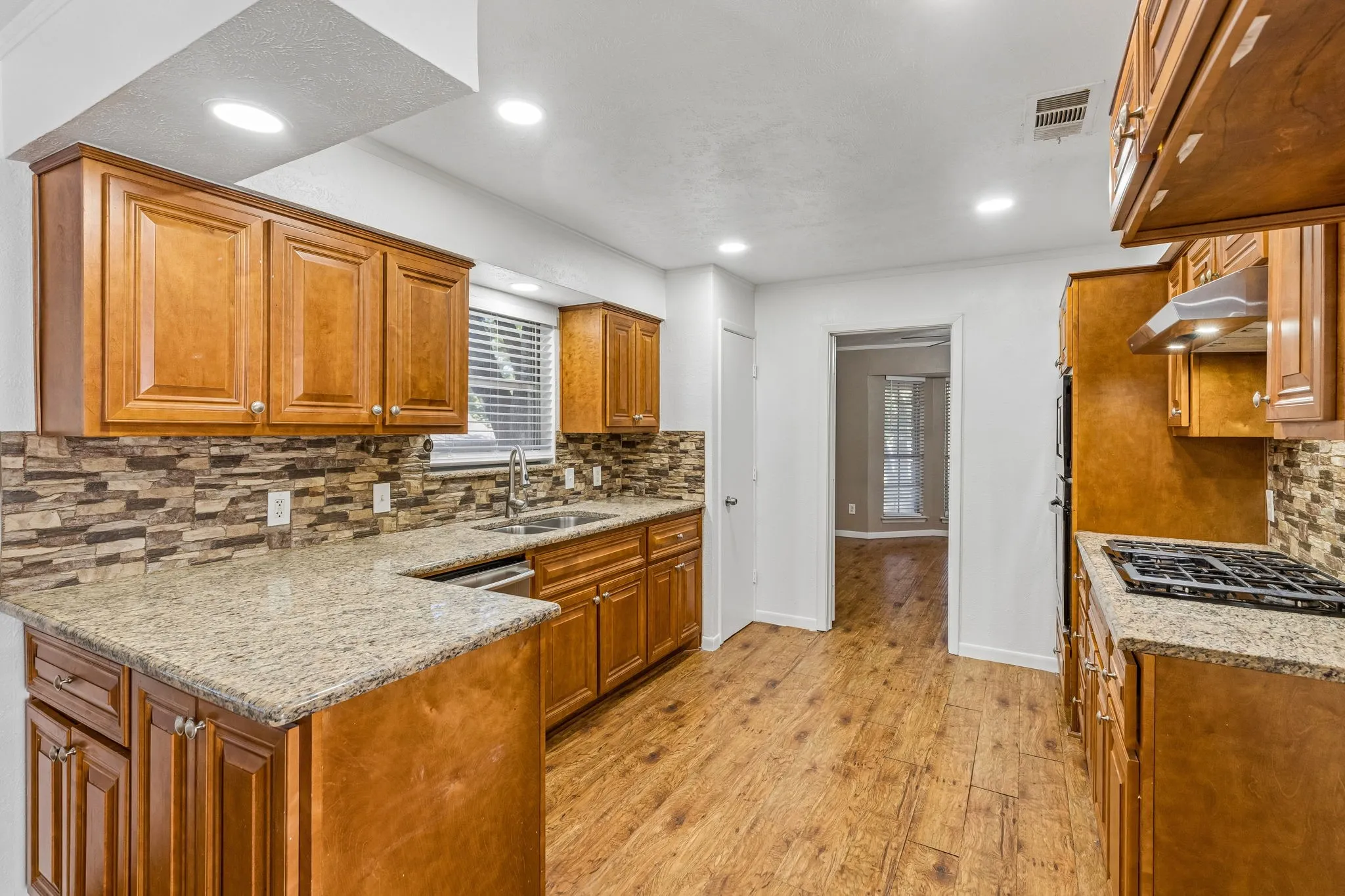 Single Family Residence For Sale in Tarrant County , 615 Country Green Lane, Arlington, Texas 76011, 4 Bedroom, 3 Bathroom, 2 Garage spaces, 2,596 Sqft, built in 1977, mls#21409392, Real Estate Agent in Arlington, Homes For Sale in Tarrant county, Homes For Sale in Arlington, Realtor in Arlington Texas, Real Estate Brokerage Independent Realty Texas, Luminita Cordes Realtor