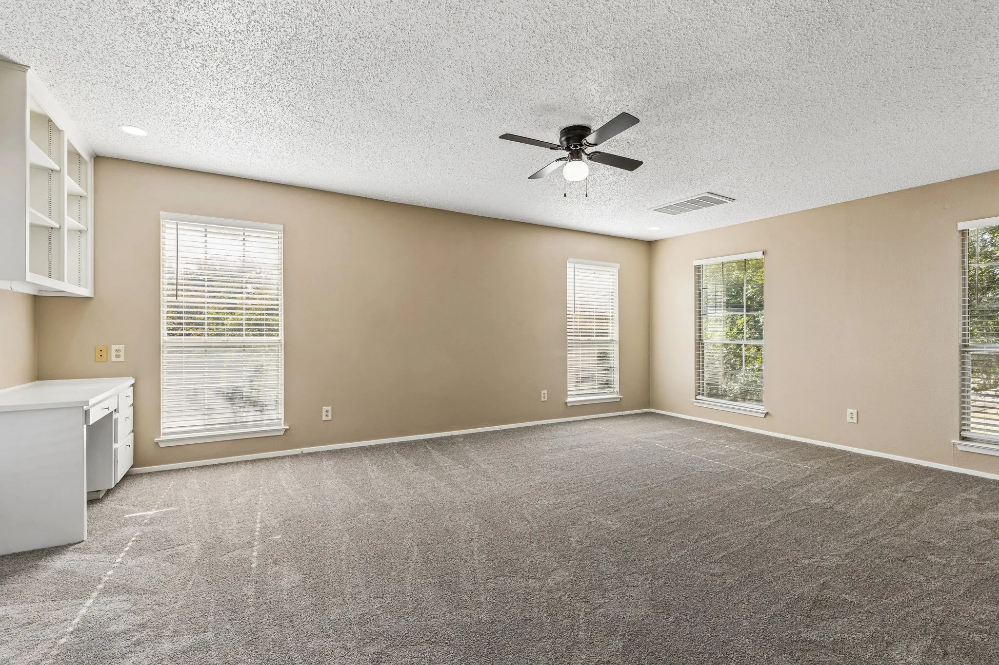 Single Family Residence For Sale in Tarrant County , 615 Country Green Lane, Arlington, Texas 76011, 4 Bedroom, 3 Bathroom, 2 Garage spaces, 2,596 Sqft, built in 1977, mls#21409392, Real Estate Agent in Arlington, Homes For Sale in Tarrant county, Homes For Sale in Arlington, Realtor in Arlington Texas, Real Estate Brokerage Independent Realty Texas, Luminita Cordes Realtor